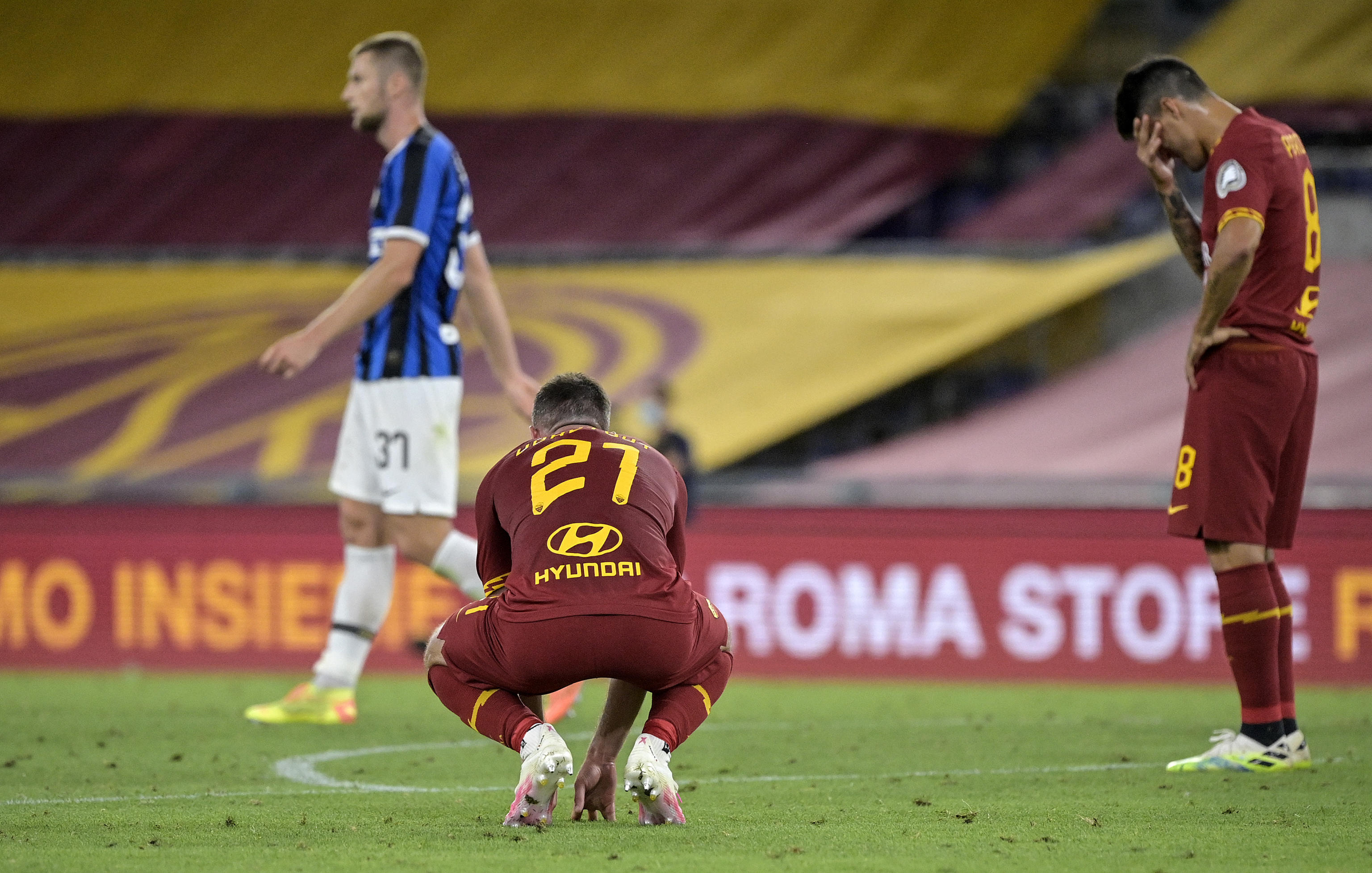epa08555768 The disappointment of Roma players during the Italian Serie A soccer match between AS Roma and FC Inter at the Olimpico stadium in Rome, Italy, 19 July 2020.  EPA-EFE/RICCARDO ANTIMIANI
