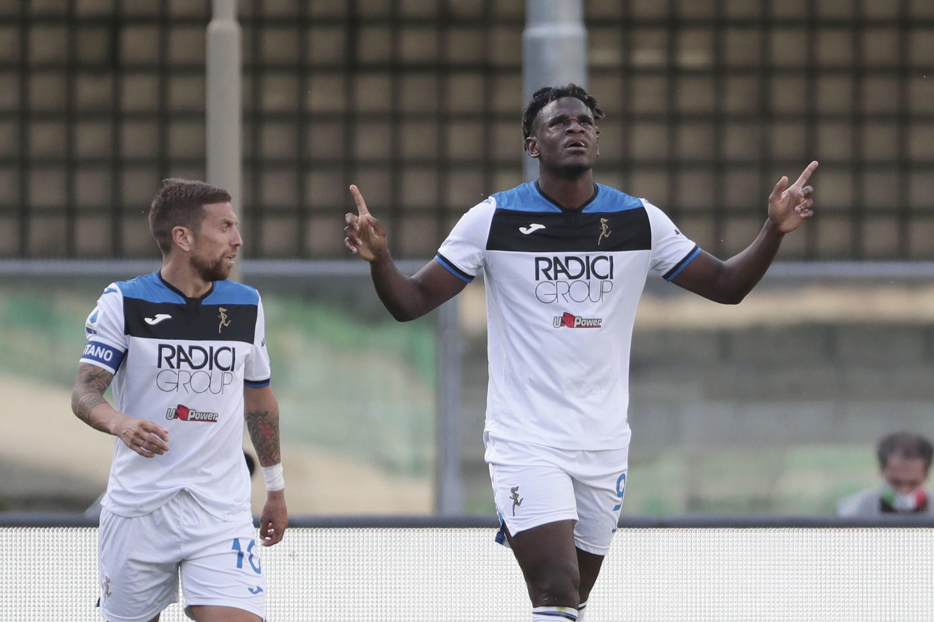 epa08553757 Atalanta's Duvan Zapata (R) celebrates scoring the 1-0 lead during the Italian Serie A soccer match between Hellas Verona FC and Atalanta BC at the Marcantonio Bentegodi stadium in Verona, Italy, 18 July 2020.  EPA-EFE/EMANUELE PENNACCHIO