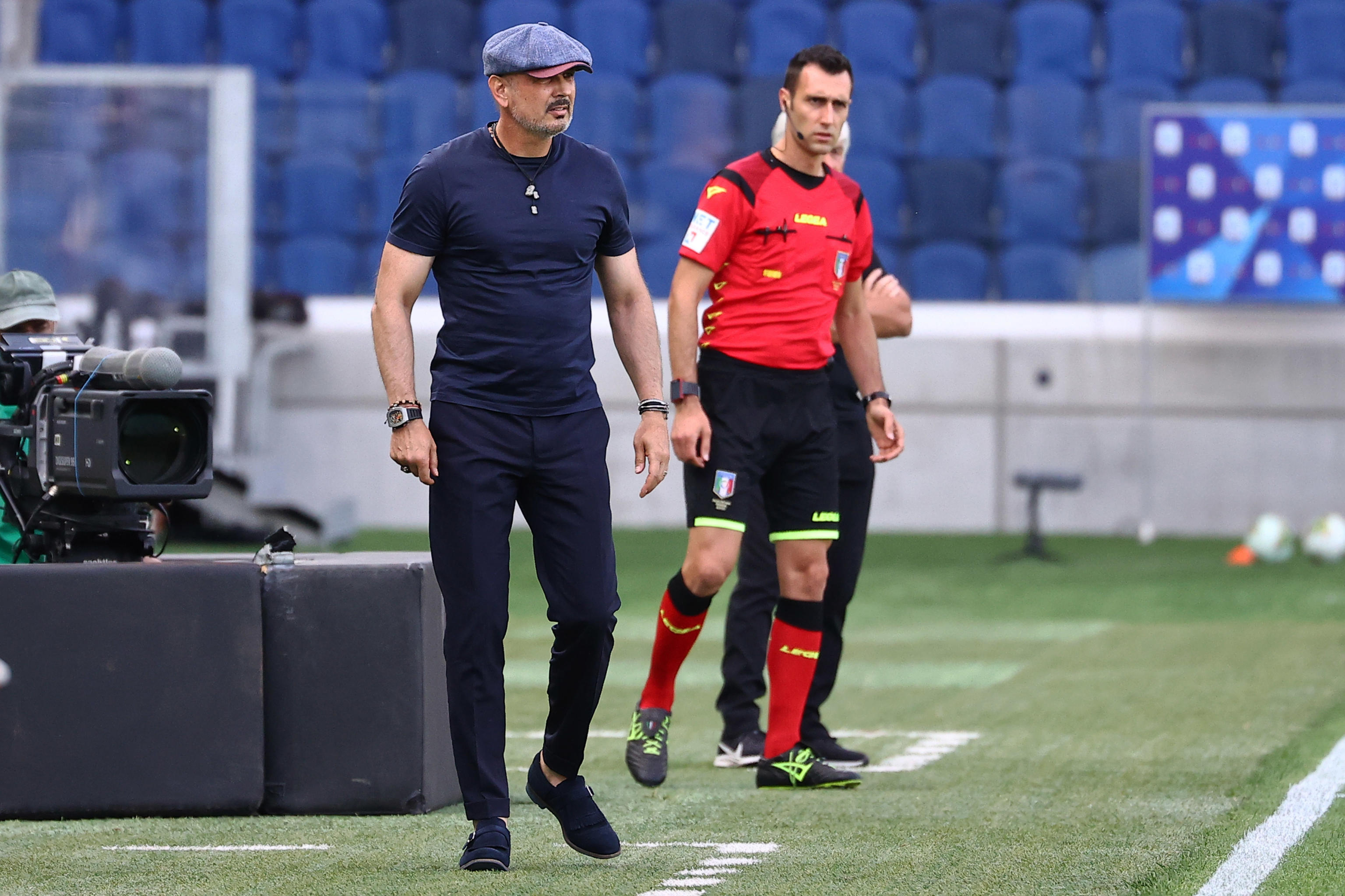 epa08559074 Bologna's coach Sinisa Mihajlovic during the Italian Serie A soccer match Atalanta BC vs Bologna FC at the Gewiss Stadium in Bergamo, Italy, 21 July 2020.  EPA-EFE/PAOLO MAGNI