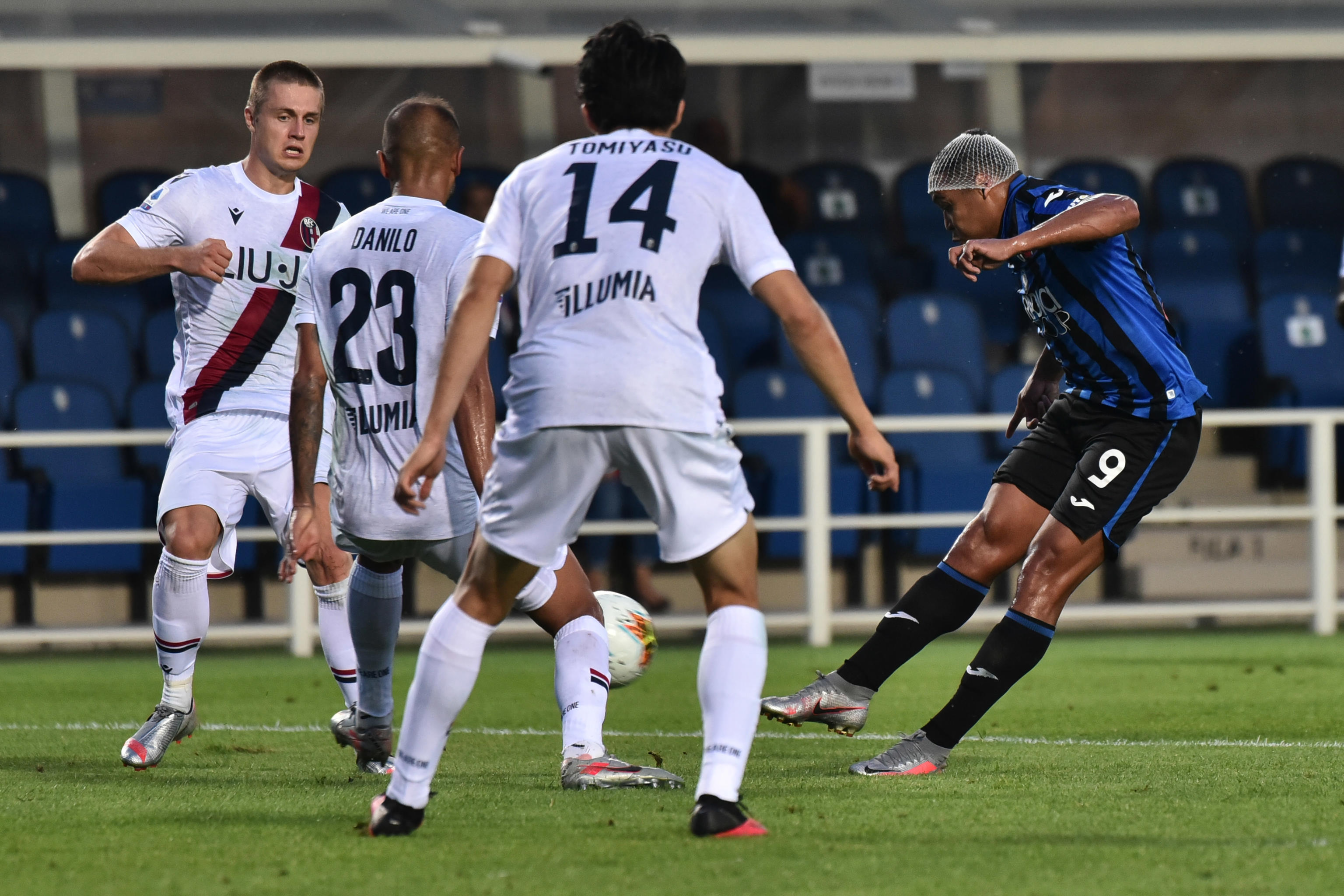epa08559145 Atalanta's Luis Muriel (R) scores the 1-0 goal  during the Italian Serie A soccer match Atalanta BC vs Bologna FC at the Gewiss Stadium in Bergamo, Italy, 21 July 2020.  EPA-EFE/PAOLO MAGNI