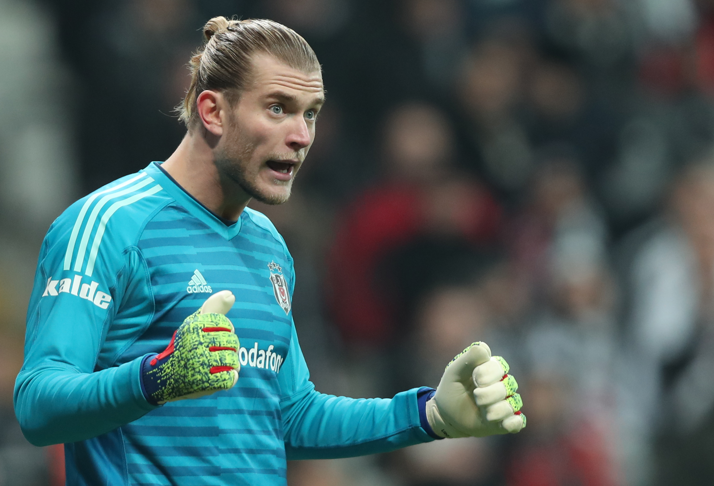 epa07397378 Besiktas' goalkeeper Loris Karius reacts during the Turkish Super League soccer match between Besiktas and Fenerbahce in Istanbul, Turkey, 25 February 2019.  EPA-EFE/TOLGA BOZOGLU