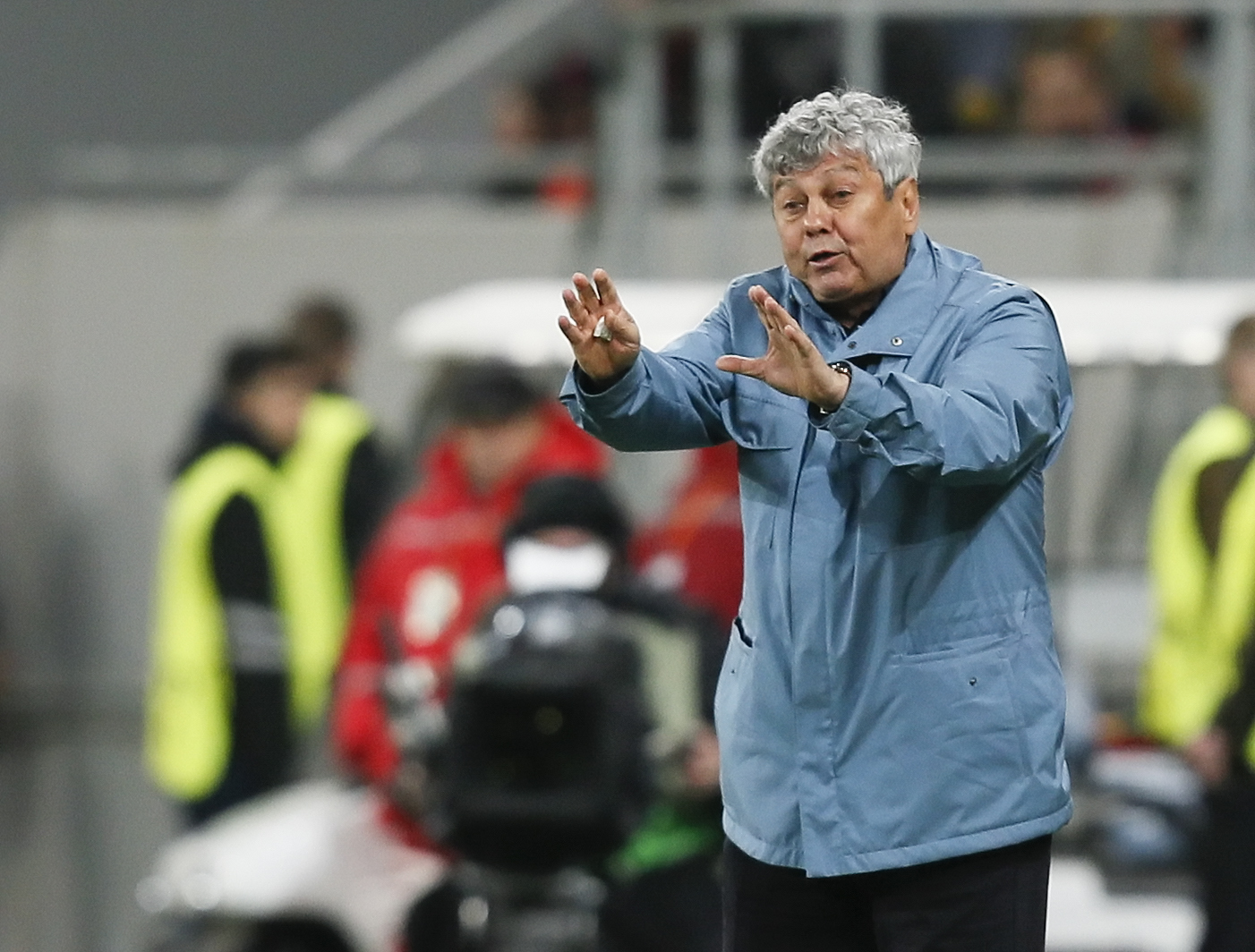 epa05281998 Shakhtar head coach Mircea Lucescu reacts during the UEFA Europa League semi-finals, first leg soccer match between Shakhtar Donetsk and Sevilla at the Arena Lviv stadium in Lviv, Ukraine, 28 April 2016.  EPA/SERGEY DOLZHENKO