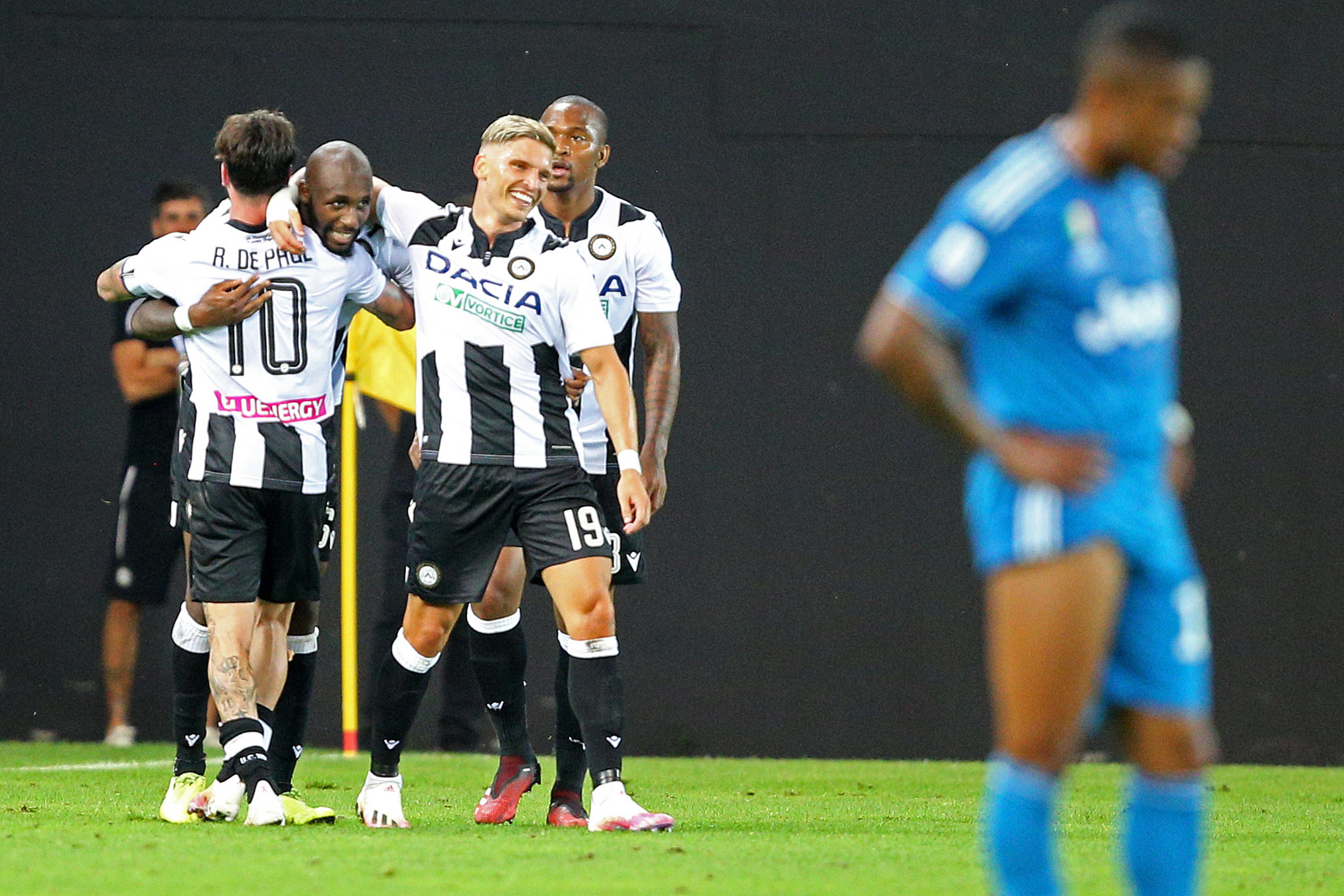 epa08563146 Udinese's Seko Fofana (C) celebrates with teammates after scoring the 2-1 lead during the Italian Serie A soccer match Udinese Calcio vs Juventus FC at the Friuli - Dacia Arena stadium in Udine, Italy, 23 July 2020.  EPA-EFE/GABRIELE MENIS