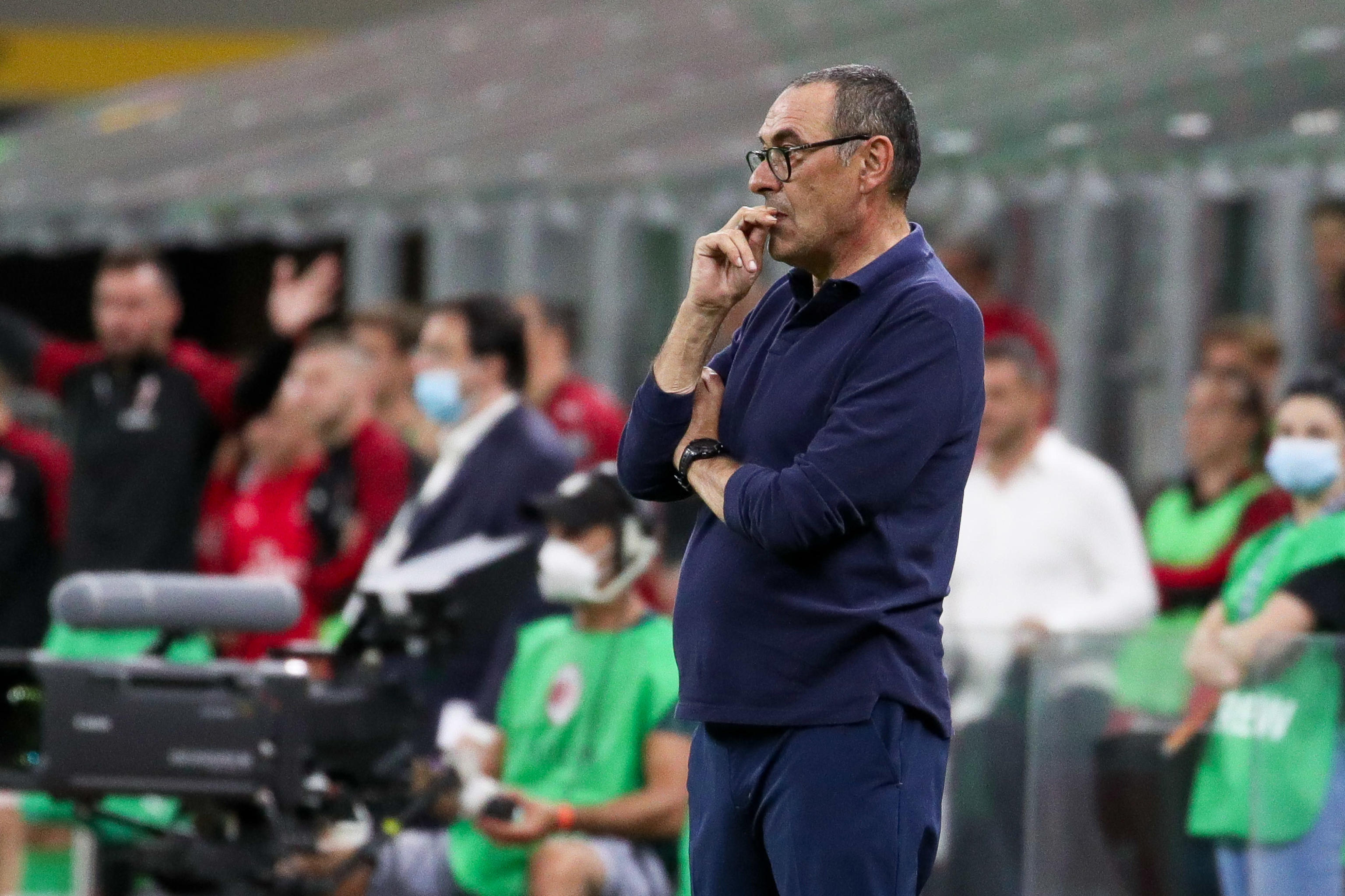 epa08533484 Juventus' Coach Maurizio Sarri during the Italian Serie A soccer match between AC Milan and Juventus Turin at the Giuseppe Meazza Stadium in Milan, Italy, 07 July 2020.  EPA-EFE/ROBERTO BREGANI