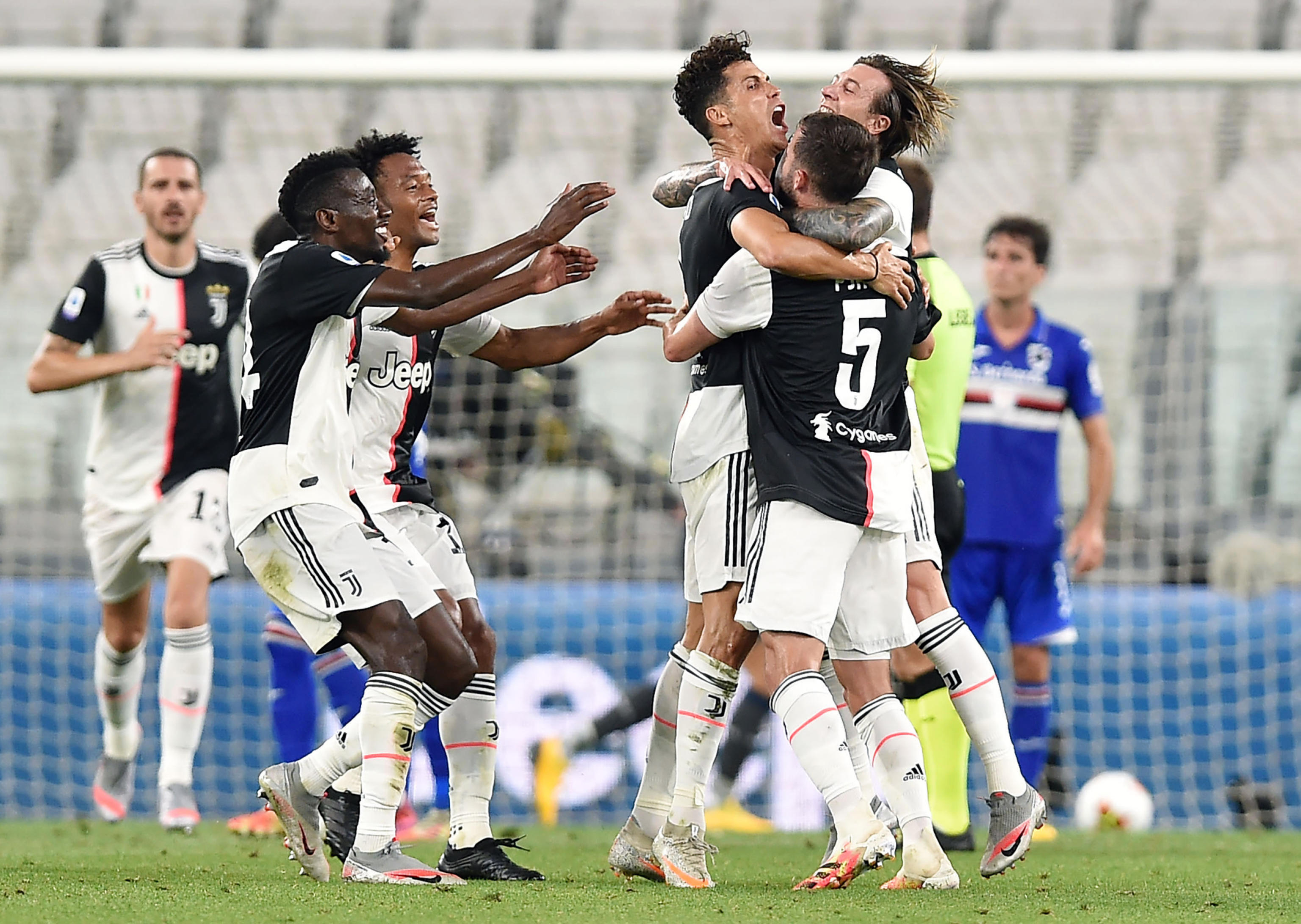 epa08567896 Juventus? Cristiano Ronaldo (3-R) celebrates after scoring the 1-0 goal during the Italian Serie A soccer match Juventus FC vs UC Sampdoria at the Allianz stadium in Turin, Italy, 26 July 2020.  EPA-EFE/ALESSANDRO DI MARCO