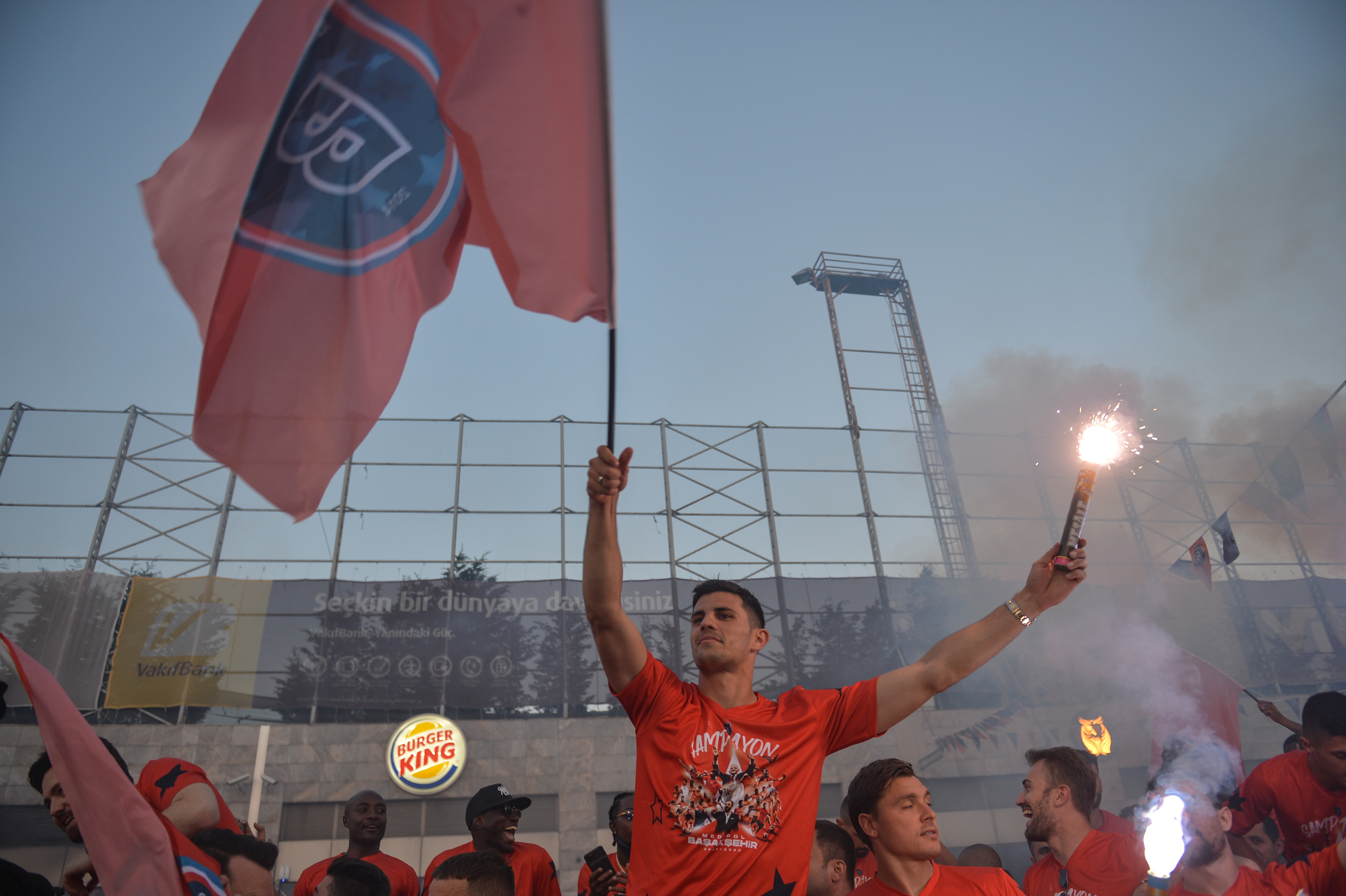 Istanbul Basaksehir receieves championship trohy