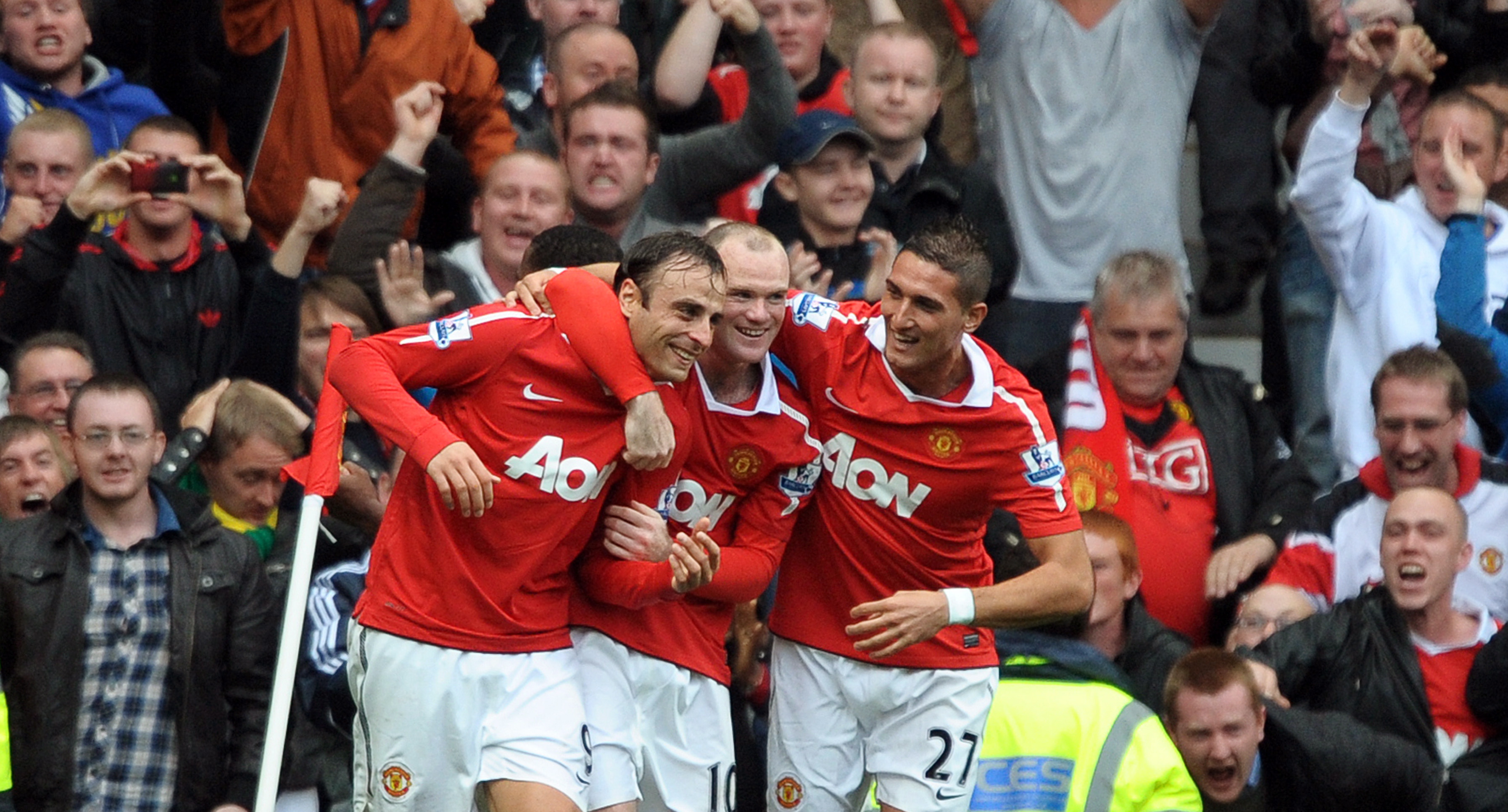 Wayne Rooney signs new five-year contract at Manchester United