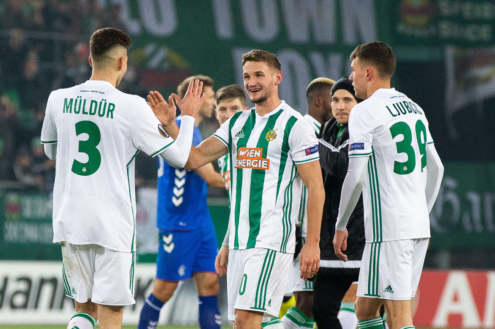 epa07229552 Rapid players celebrate the victory during the UEFA Europa League soccer match between SK Rapid Wien and Glasgow Rangers at the Allianz Stadium in Vienna, Austria, 13 December 2018.  EPA-EFE/FLORIAN SCHROETTER