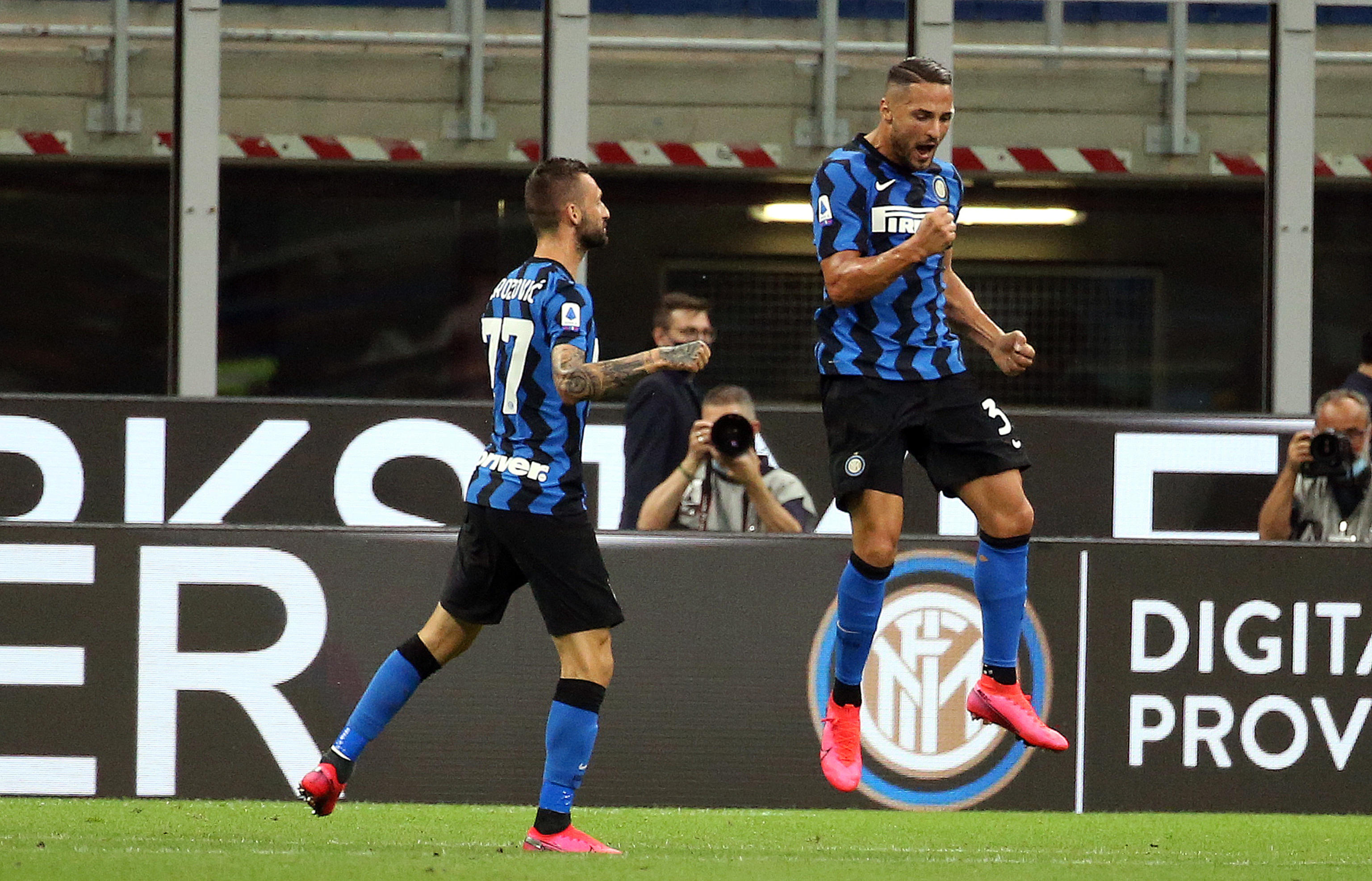 epa08571428 Inter Milan's Danilo D'Ambrosio (R) celebrates after scoring the 1-0 goal during the Italian Serie A soccer match between Inter Milan and SSC Napoli at Giuseppe Meazza stadium in Milan, Italy, 28 July 2020.  EPA-EFE/MATTEO BAZZI