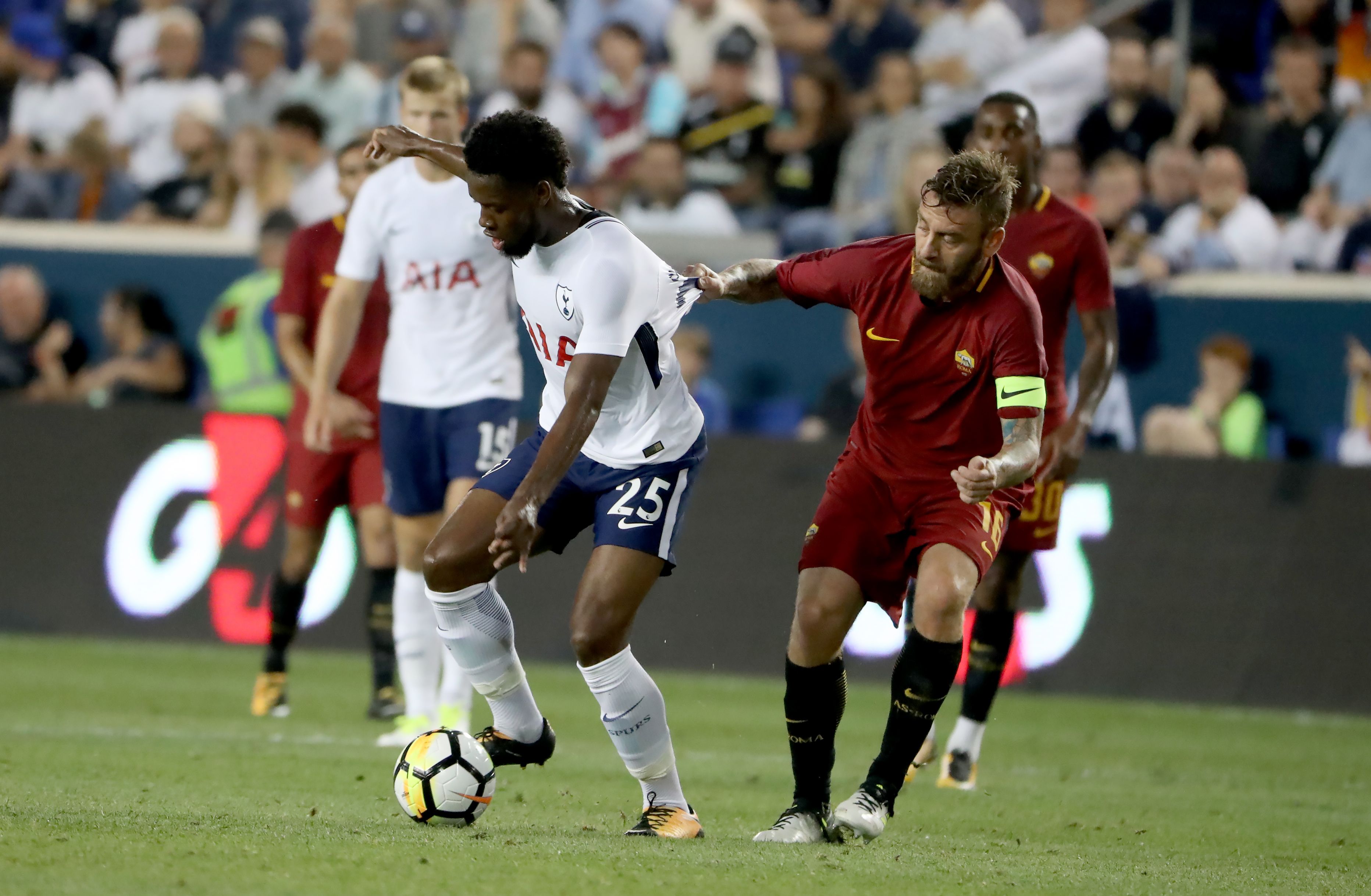 epa06109782 Daniele De Rossi (R) of AS Roma defends against Josh Onomah of Tottenham Hotspur during their match of the International Champions Cup at Red Bull Arena in Harrison, New Jersey USA, 25 July 2017.  EPA/ANDREW GOMBERT