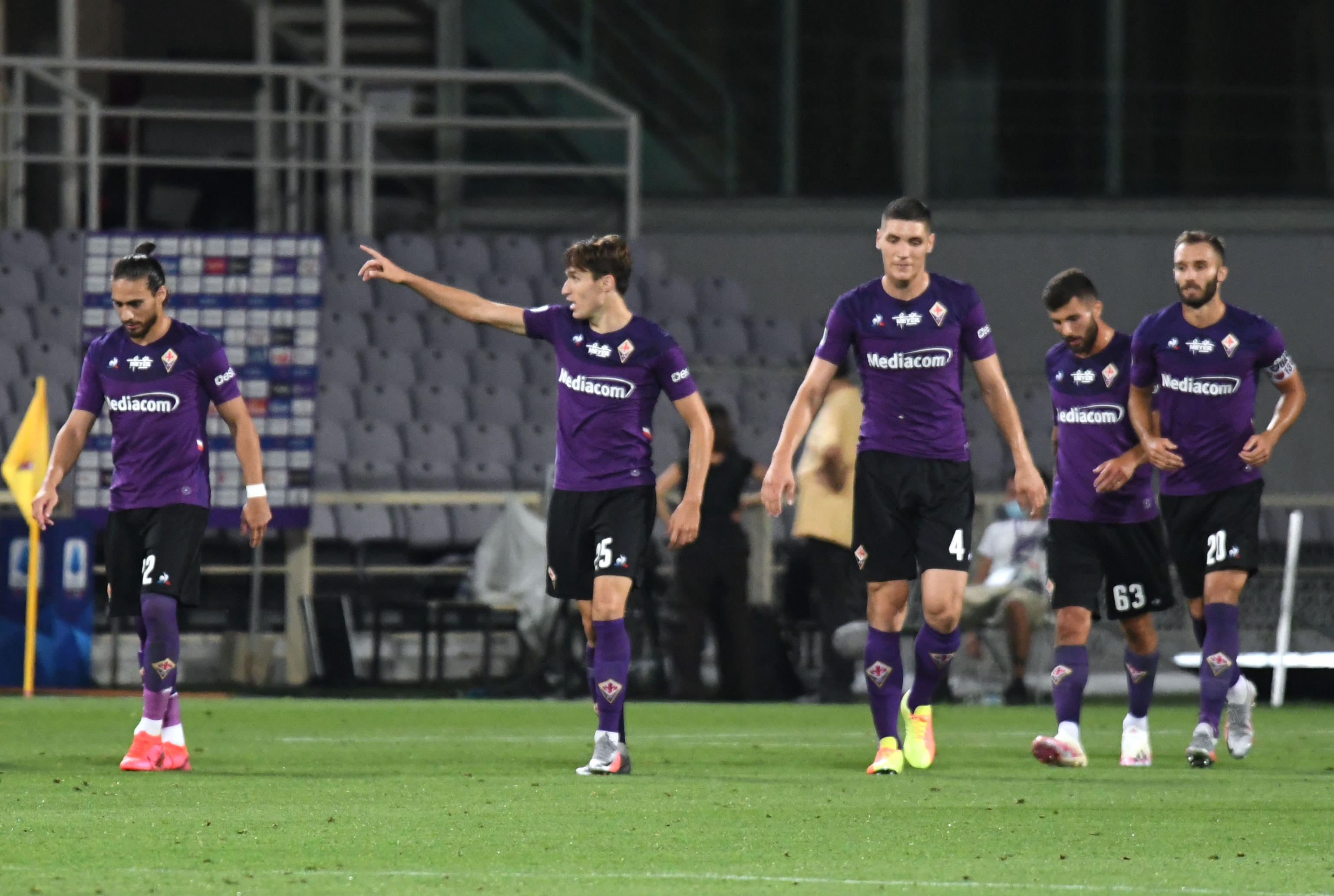 epa08573552 Fiorentina's midfielder Federico Chiesa (C)  celebrates after scoring during the  Italian Serie A soccer match between ACF Fiorentina and Bologna FC at the Artemio Franchi stadium in Florence, Italy, 29 July 2020.  EPA-EFE/CLAUDIO GIOVANNINI