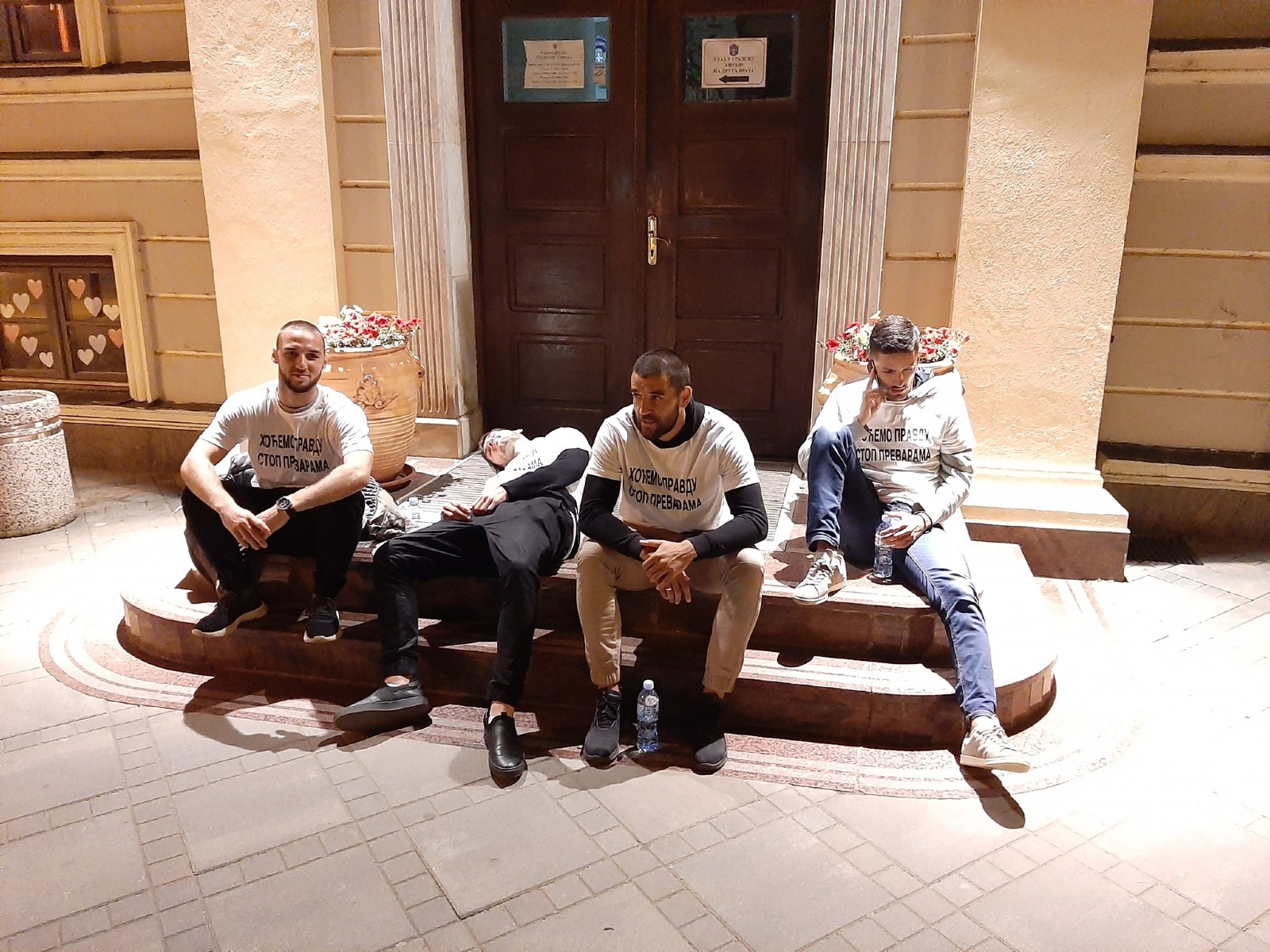 Probudi se 12.06.2020. Borac, fudbaleri, štarjk gladju

Foto: Facebook/Sindikat Profesionalnih fudbalera Nezavisnost