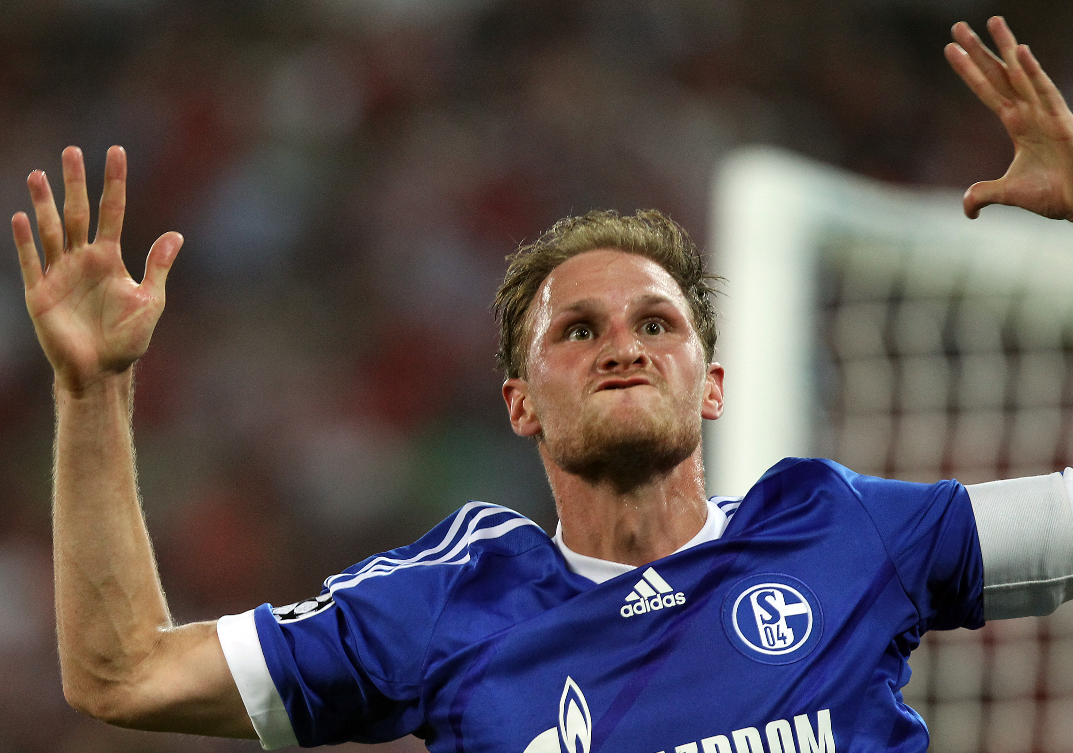 epa03402213 Schalke's Benedikt Howedes celebrates after scoring against Olympiacos  during their UEFA Champions League group match in Piraeus, Greece on 18 September 2012.  EPA/ORESTIS PANAGIOTOU