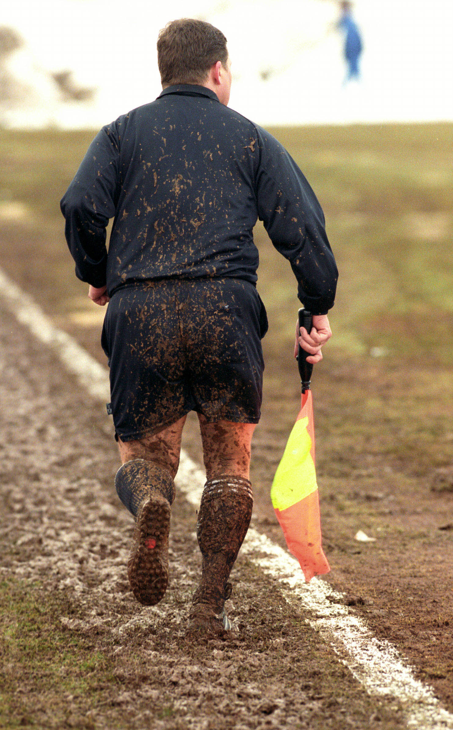 SPORT FUDBAL SUDIJA SUDJENJE SUDIJE
Liniski sudija na utakmici mladih reprezentacija Jugoslavije i Azerbejdzana u Niksicu
februar 2003.
foto: Pedja Milosavljevic