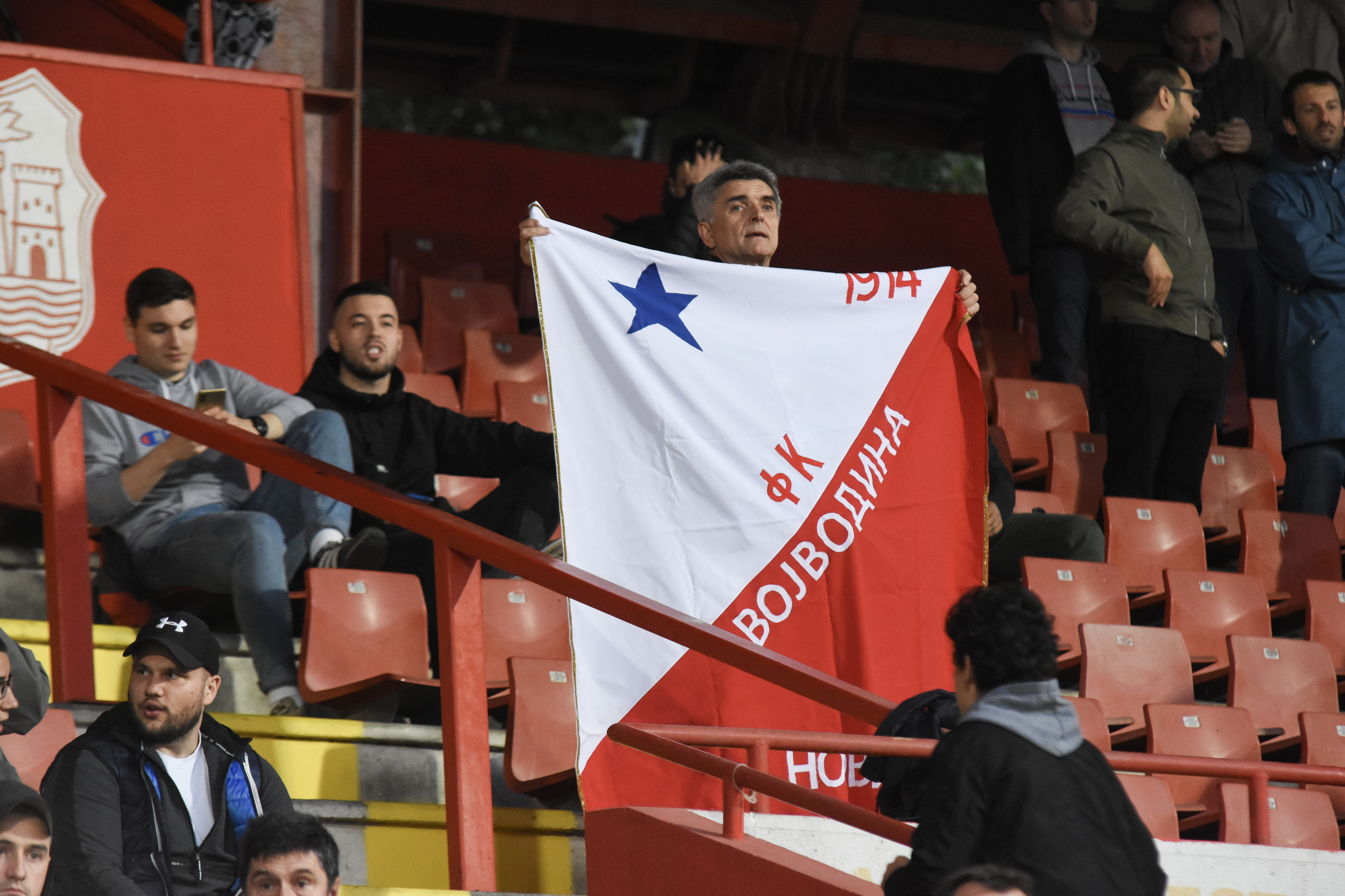 Fudbalska utakmica cetvrtfinala kupa Srbije u fudbalu izmedju Vojvodine i Mladosti iz Lucana
Navijac FK Vojvodina sa zastavom FK Vojvodina
Stadion:Karadjordje
Novi Sad 03.06.2020
Foto: Nenad Mihajlovic