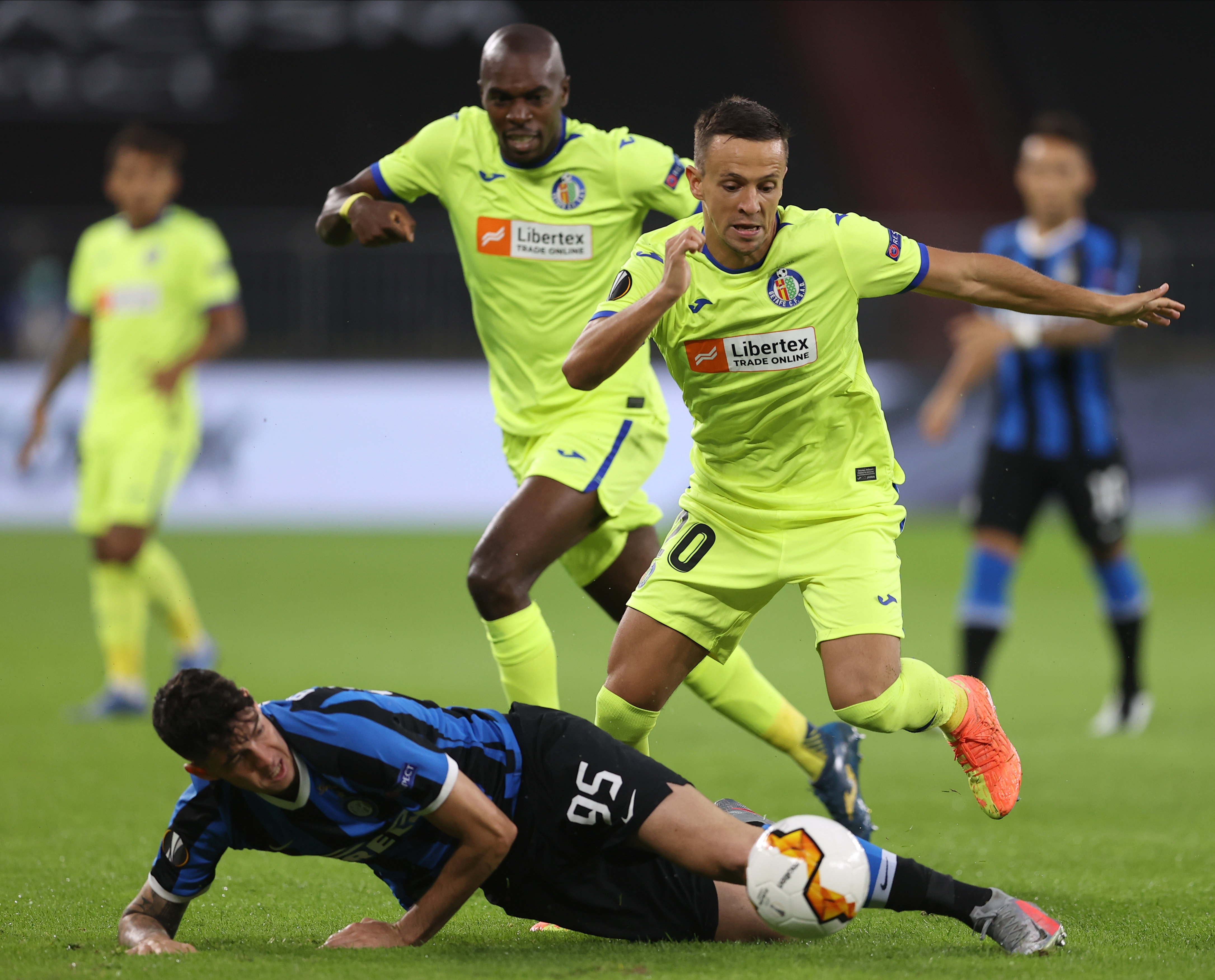 epa08586117 Getafe's Nemanja Maksimovic (R) in action against Inter?s Alessandro Bastoni (L) during the UEFA Europa League Round of 16 match between Inter Milan and Getafe in Gelsenkirchen, Germany, 05 August 2020.  EPA-EFE/Lars Baron / POOL