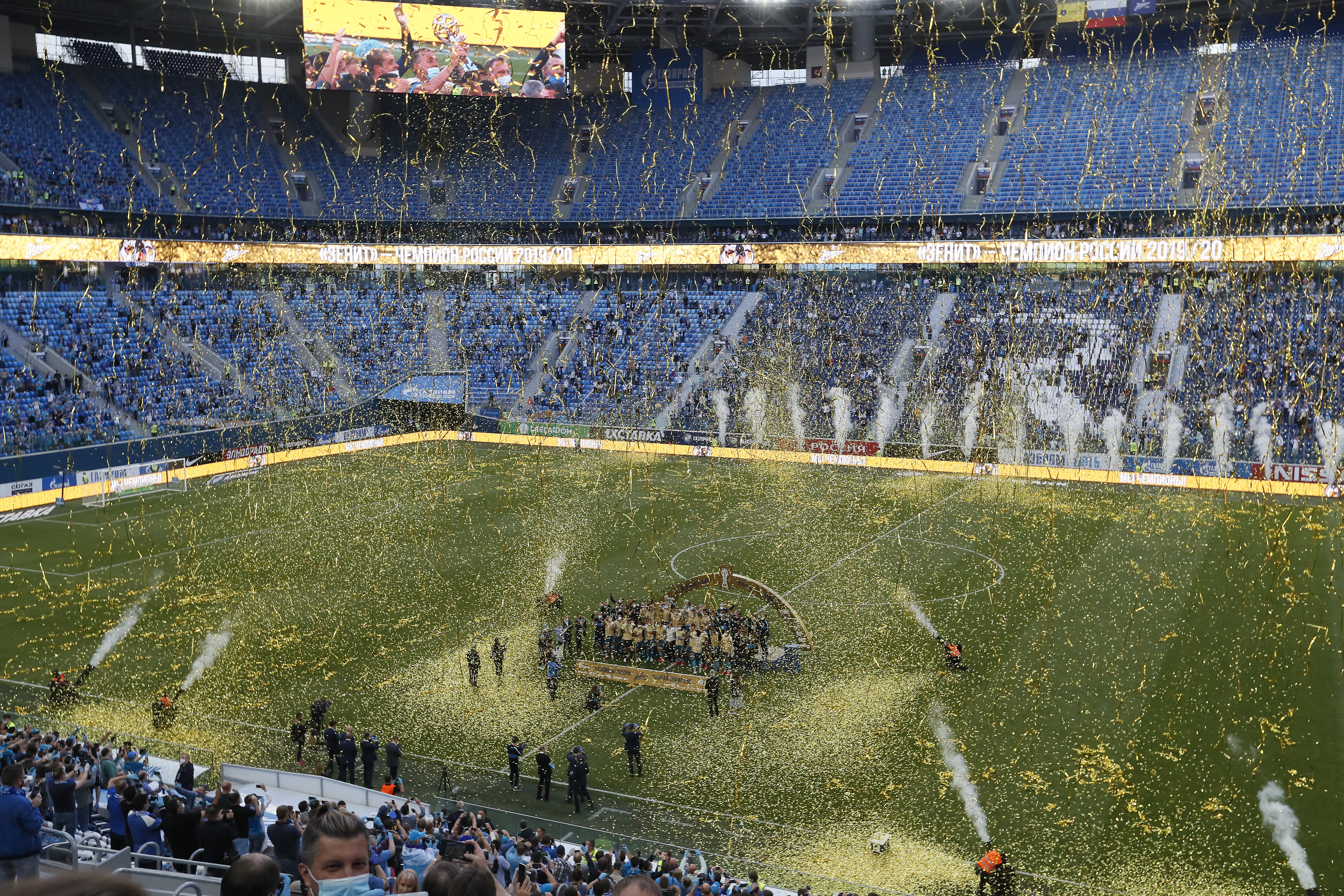epa08535941 Players of FC Zenit St. Petersburg celebrate after winning the Russian Premier League title, following the match against FC Sochi in St. Petersburg, Russia, 08 July 2020.  EPA-EFE/ANATOLY MALTSEV