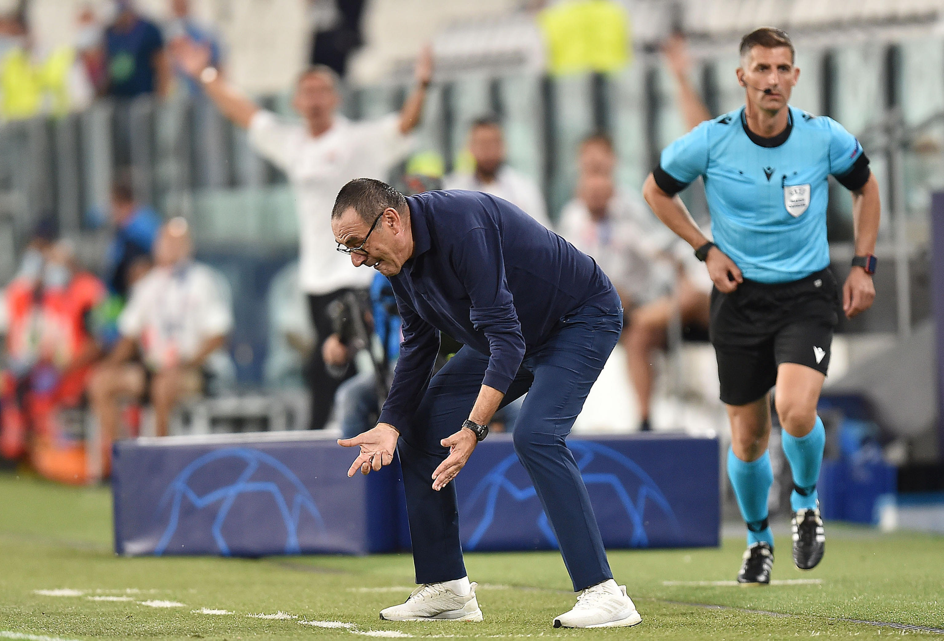 epa08590746 Juventus' coach Maurizio Sarri gestures during the UEFA Champions League round of 16 second leg soccer match Juventus FC vs Olympique Lyon at the Allianz Stadium in Turin, Italy, 07 August 2020.  EPA-EFE/ALESSANDRO DI MARCO