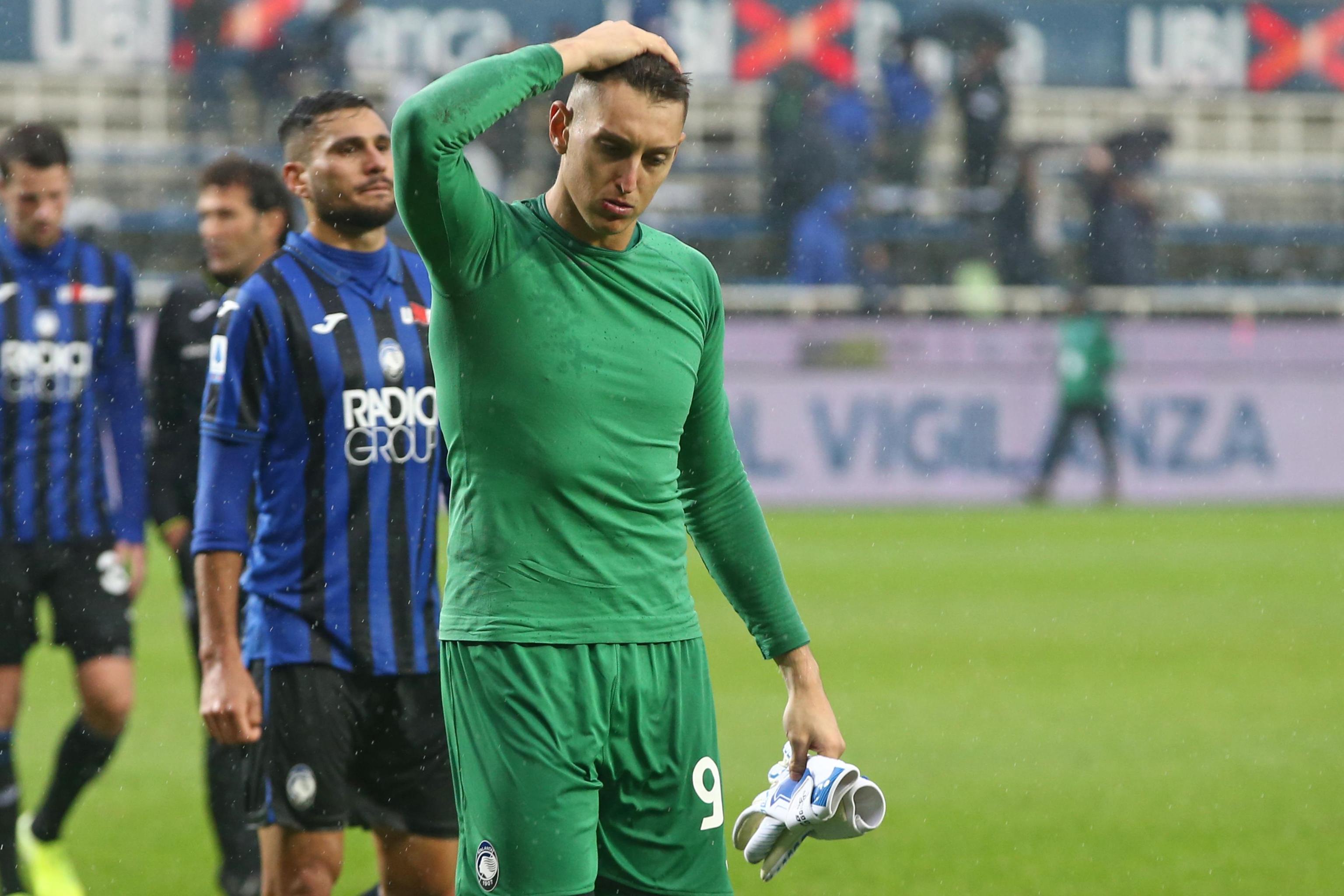 epa07969639 Atalanta's goalkeeper Pierluigi Gollini shows his dejection at the end of the Italian Serie A soccer match Atalanta BC vs Cagliari Calcio at the Gewiss Stadium in Bergamo, Italy, 03 November 2019.  EPA-EFE/PAOLO MAGNI