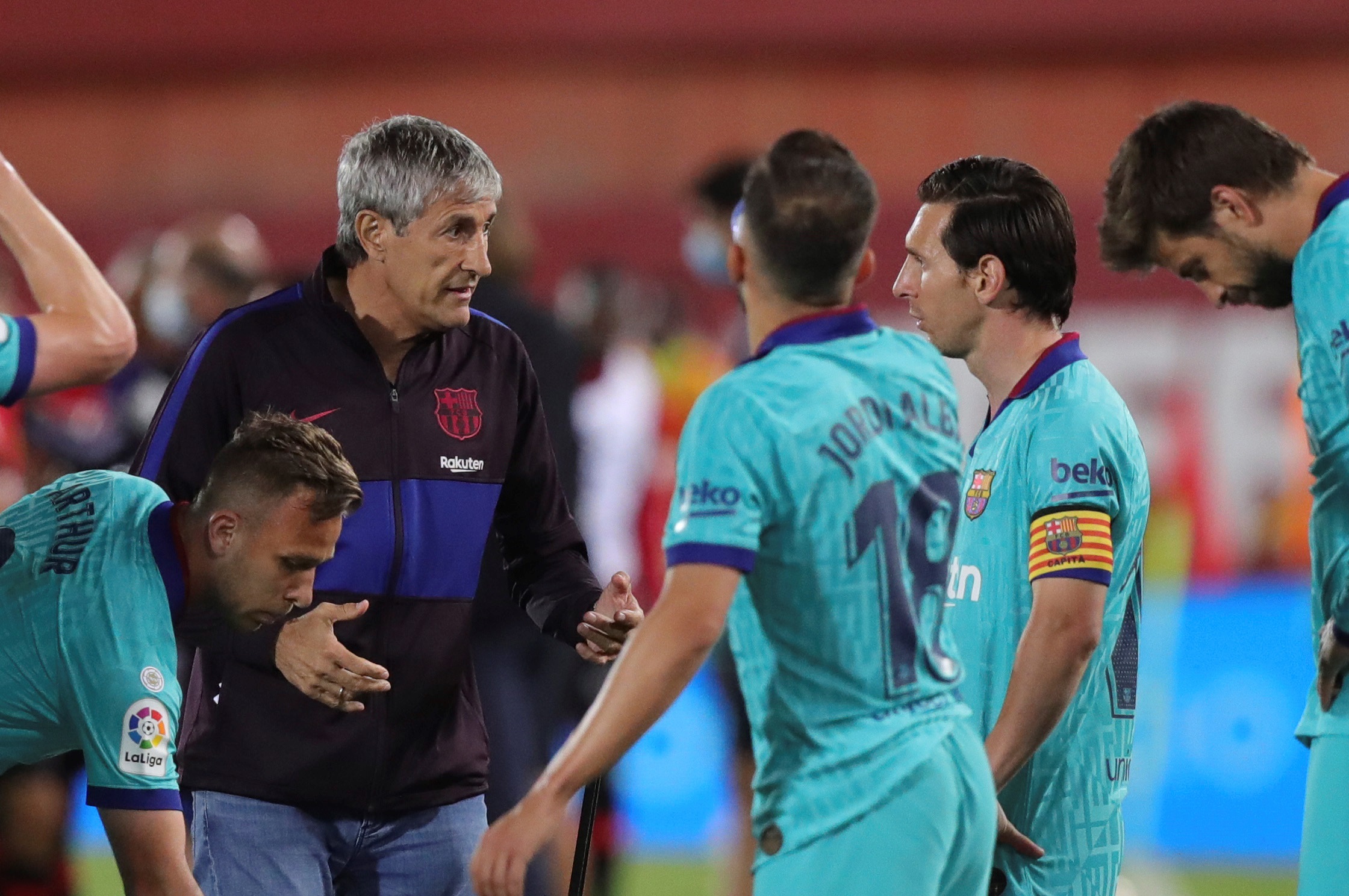 epa08483984 FC Barcelona´s head coach Quique Setien (2L) talks to his players during the Spanish LaLiga soccer match between RCD Mallorca and FC Barcelona at Visit Mallorca Stadium in Palma de Mallorca, Spain, 13 June 2020.  EPA-EFE/JUANJO MARTIN