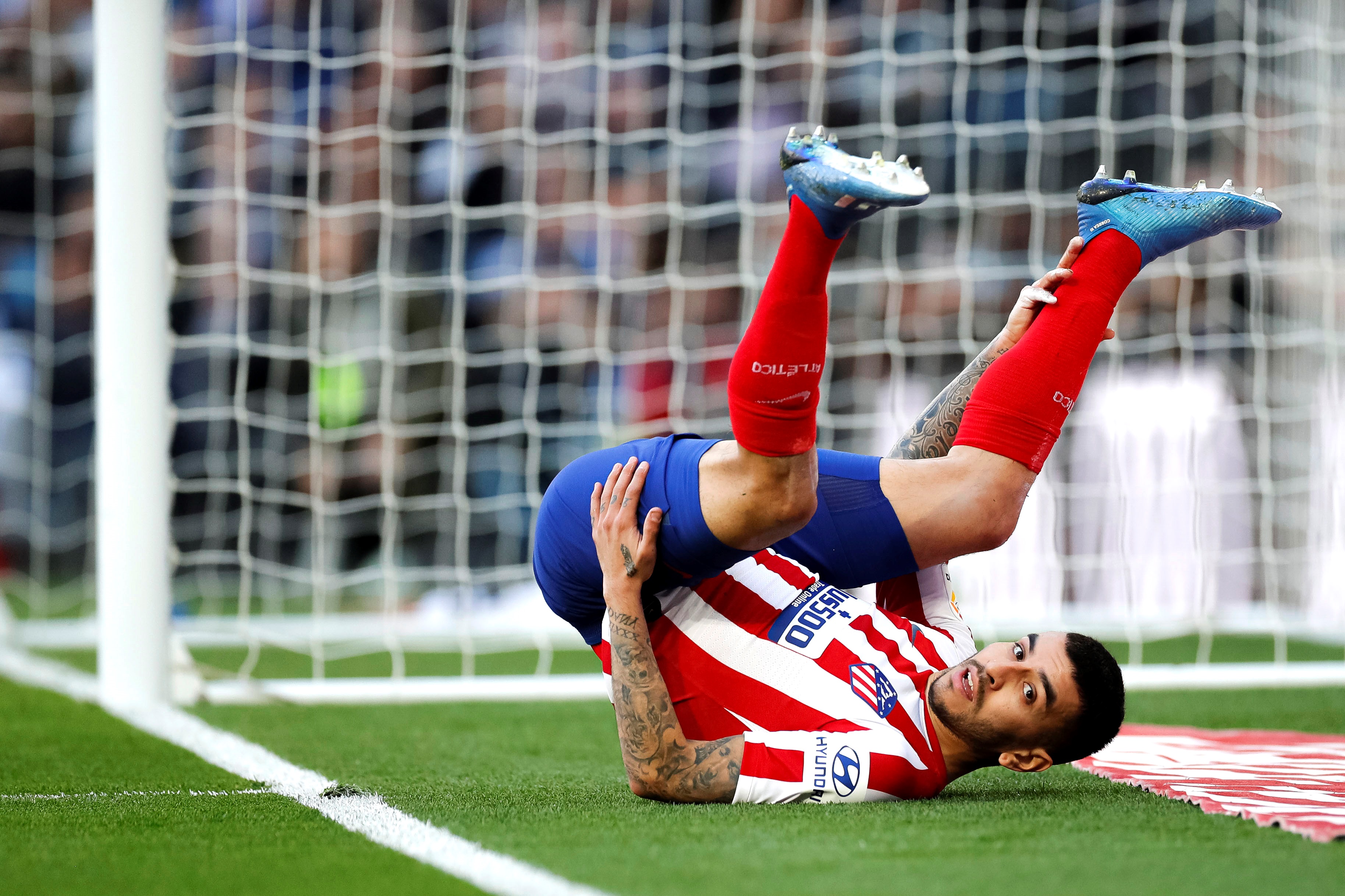 epa08185363 Atletico Madrid's Angel Correa reacts during the Spanish LaLiga soccer match between Real Madrid and Atletico Madrid played at the Santiago Bernabeu Stadium in Madrid, Spain, 01 February 2020.  EPA-EFE/Emilio Naranjo