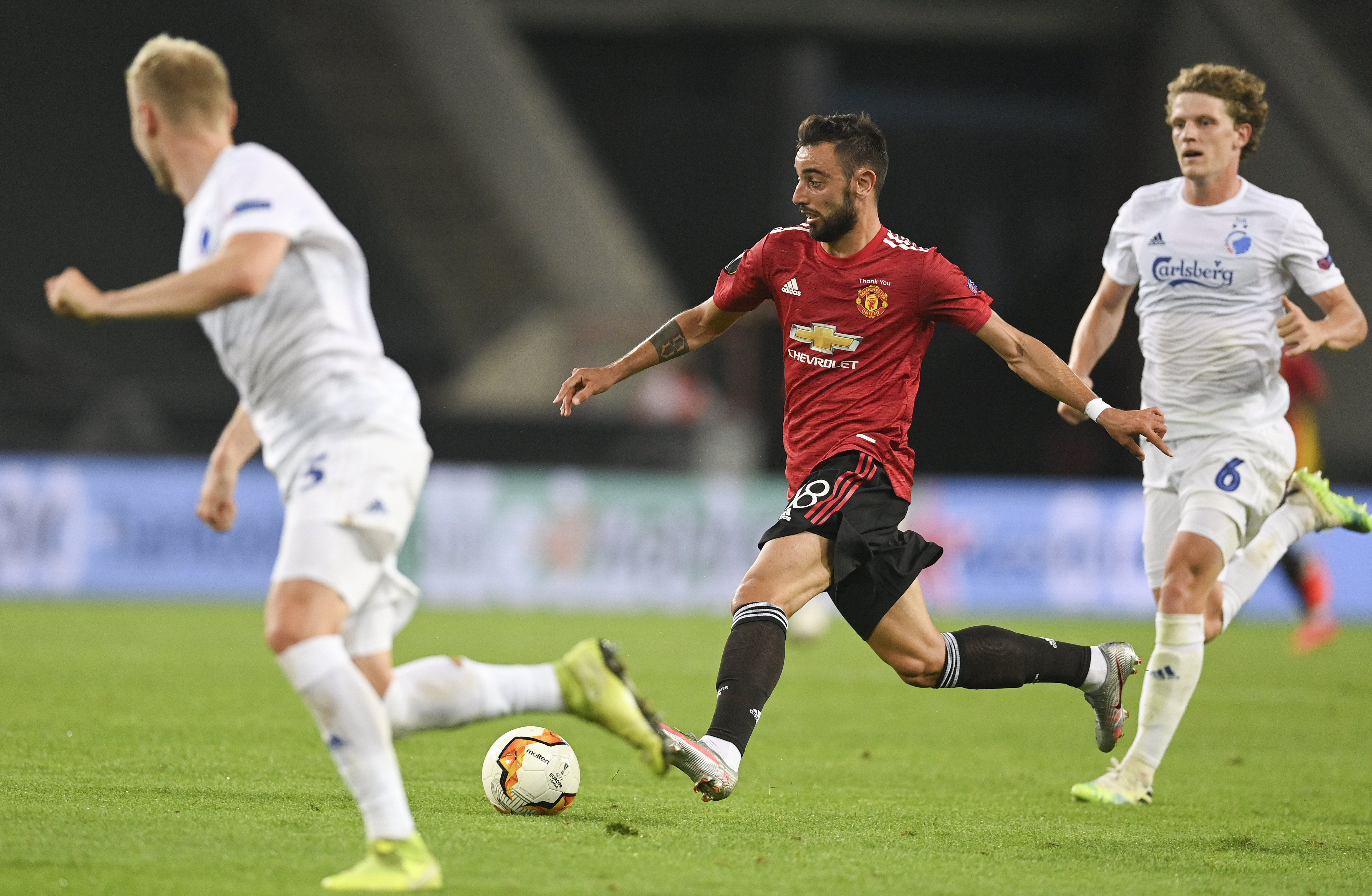 epa08596240 Manchester United's Bruno Fernandes (C) in action during the UEFA Europa League quarter final soccer match between Manchester United and FC Copenhagen in Cologne, Germany, 10 August 2020  EPA-EFE/Sascha Steinbach / POOL