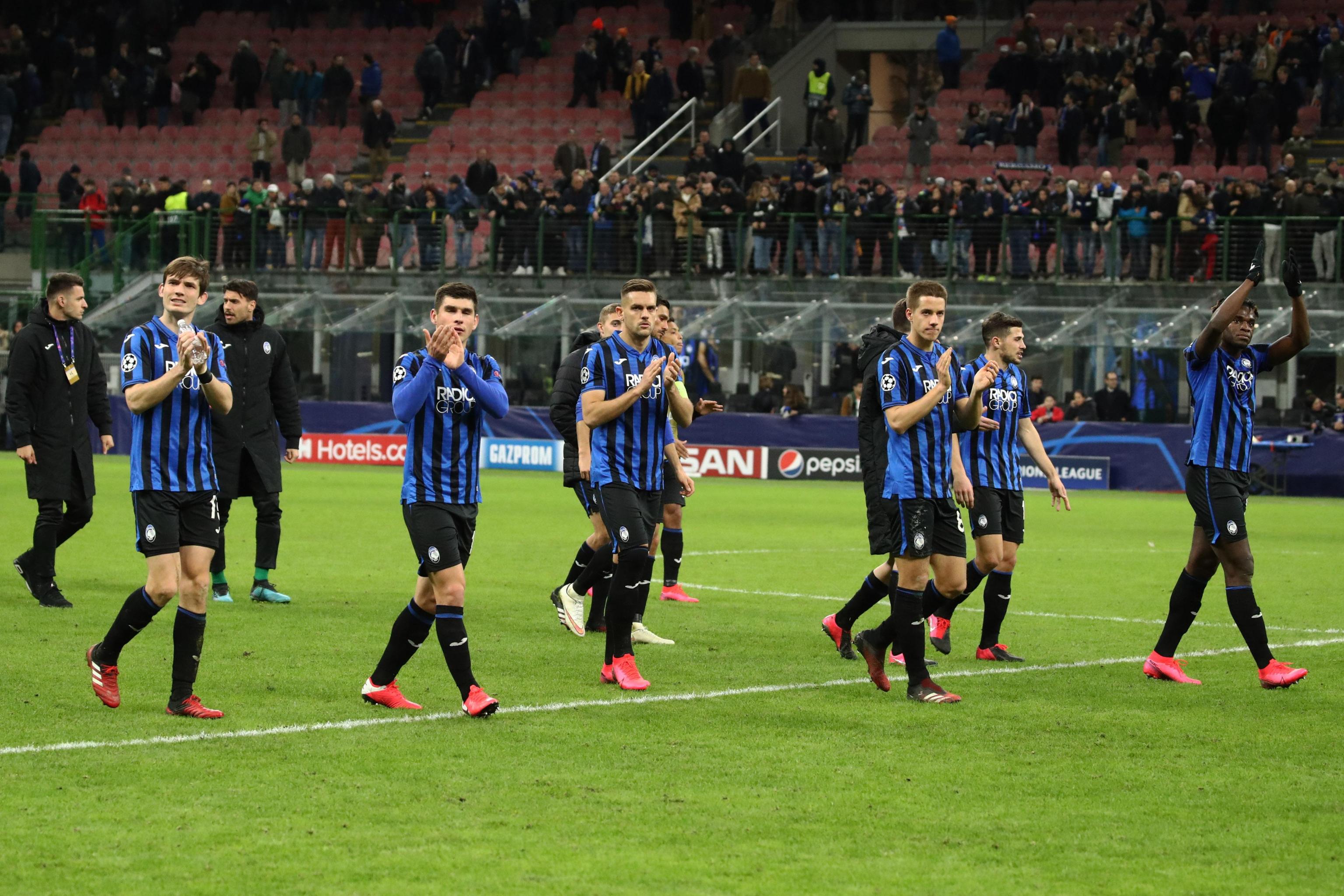 epa08229300 Atalanta players celebrate at the end of the UEFA Champions League round of 16 soccer first leg match Atalanta BC vs Valencia CF at the Giuseppe Meazza stadium in Milan, Italy, 19 February 2020. Atalanta won 4-1.  EPA-EFE/PAOLO MAGNI