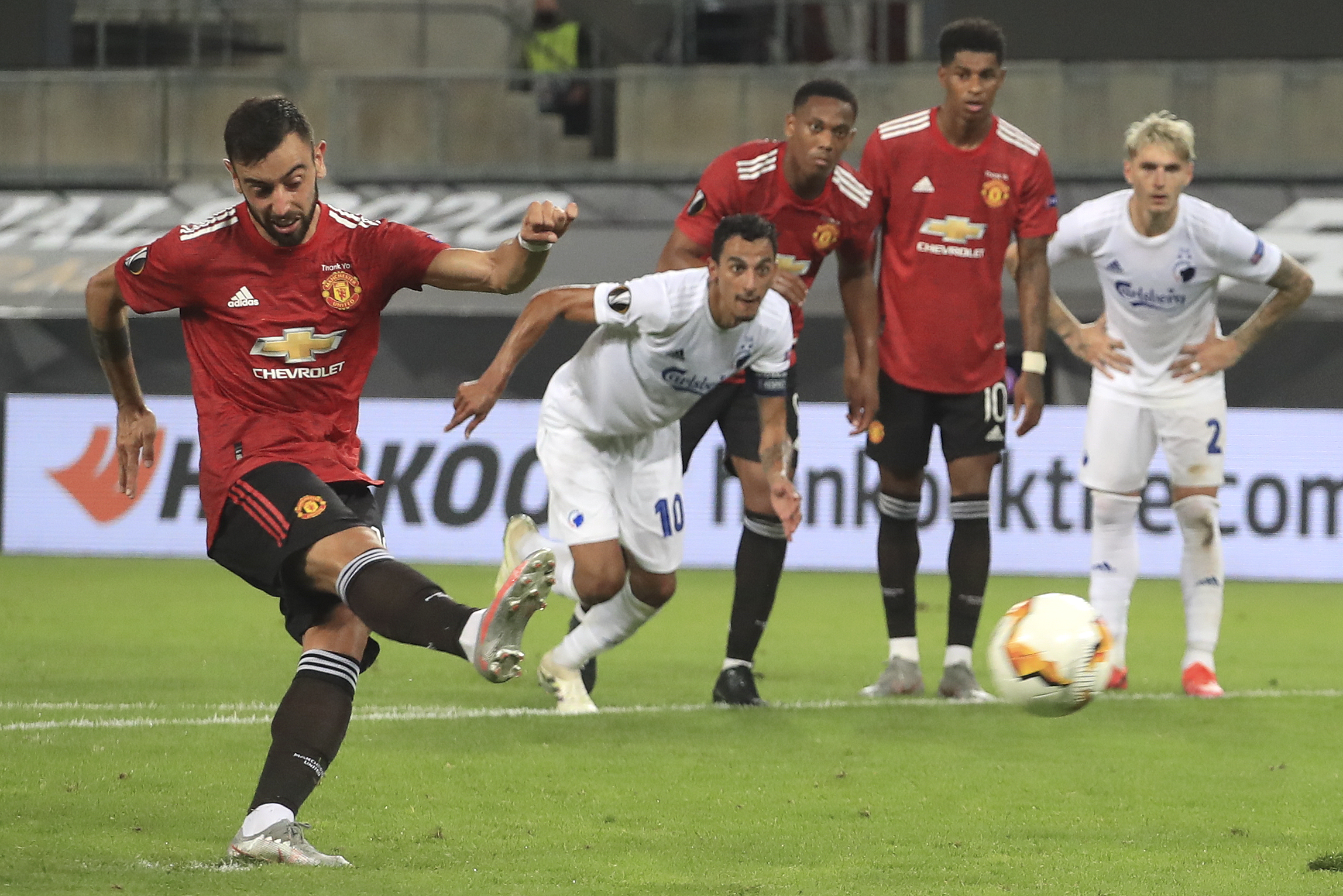 epa08596346 Manchester United's Bruno Fernandes scores the 1-0 penalty goal during the UEFA Europa League quarter final soccer match between Manchester United and FC Copenhagen in Cologne, Germany, 10 August 2020  EPA-EFE/Wolfgang Rattay / POOL