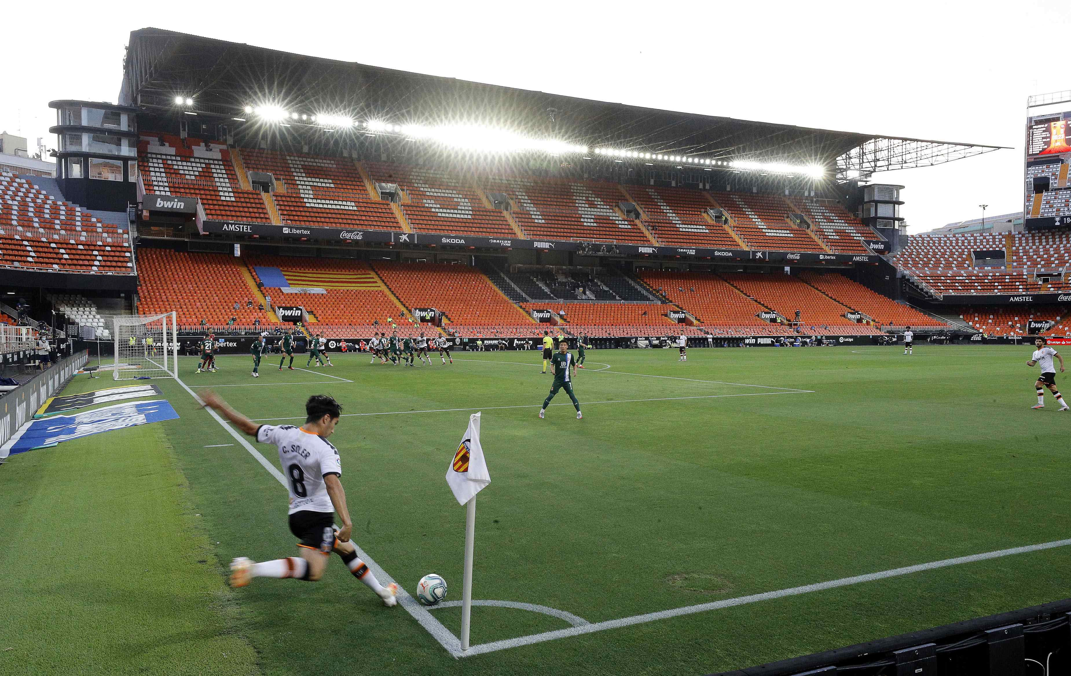 epa08550430 Valencia's Carlos Soler (L) in action during the Spanish LaLiga soccer match between Valencia CF and RCD Espanyol held at Ciutat Mestalla Stadium, in Valencia, Spain, 16 July 2020.  EPA-EFE/Manuel Bruque
