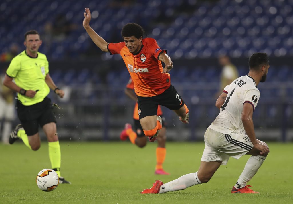 epa08598072 Taison of Shakhtar (C) in action against Omar Alderete of Basel (R) during the UEFA Europa League quarter final match between Shakhtar Donetsk and FC Basel in Gelsenkirchen, Germany, 11 August 2020.  EPA-EFE/Lars Baron / POOL