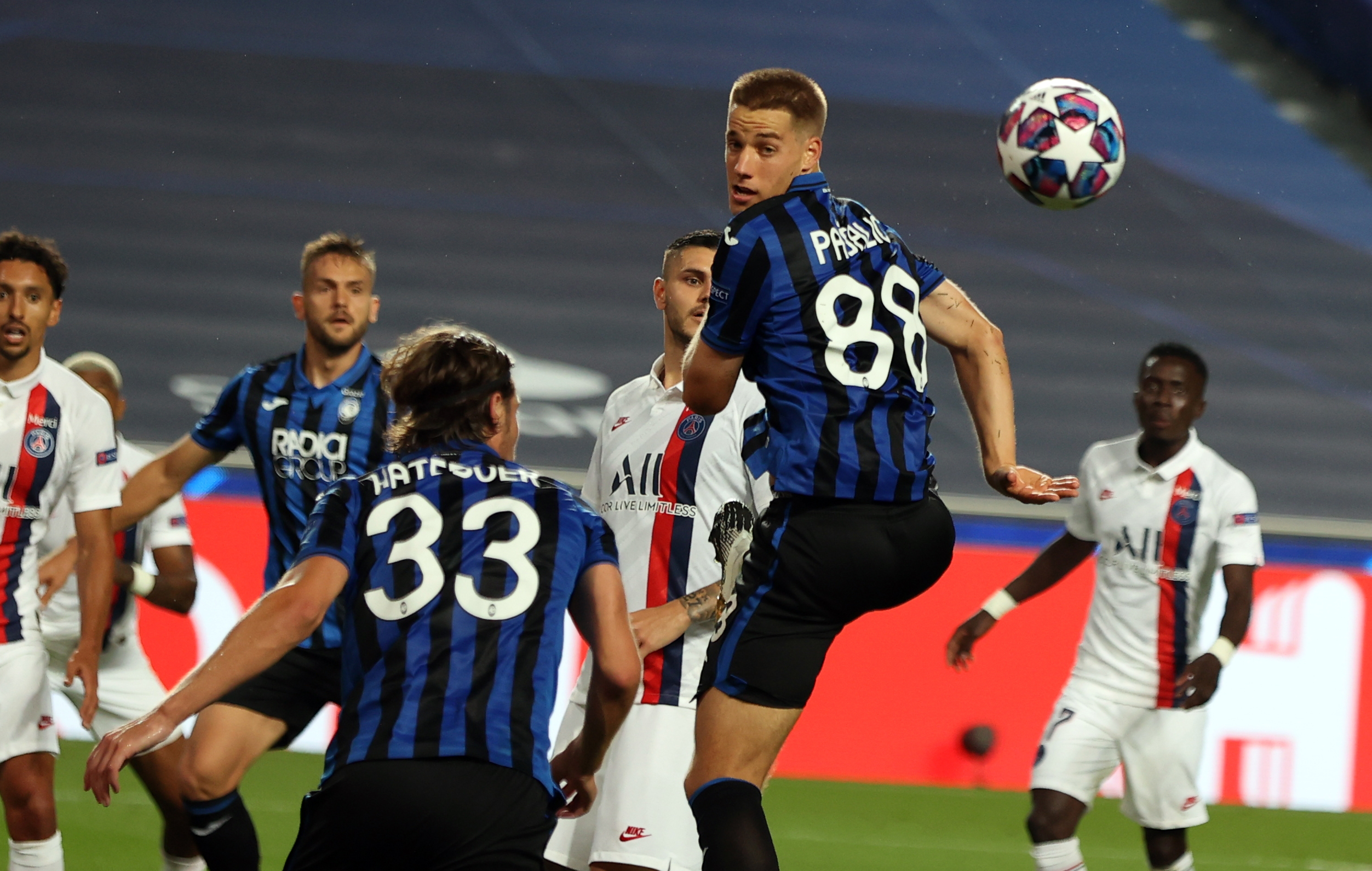 epa08599981 Mario Pasalic of Atalanta (R, top) in actionduring the UEFA Champions League quarter final soccer match between Atalanta and Paris Saint-Germain in Lisbon, Portugal 12 August 2020.  EPA-EFE/Rafael Marchante / POOL