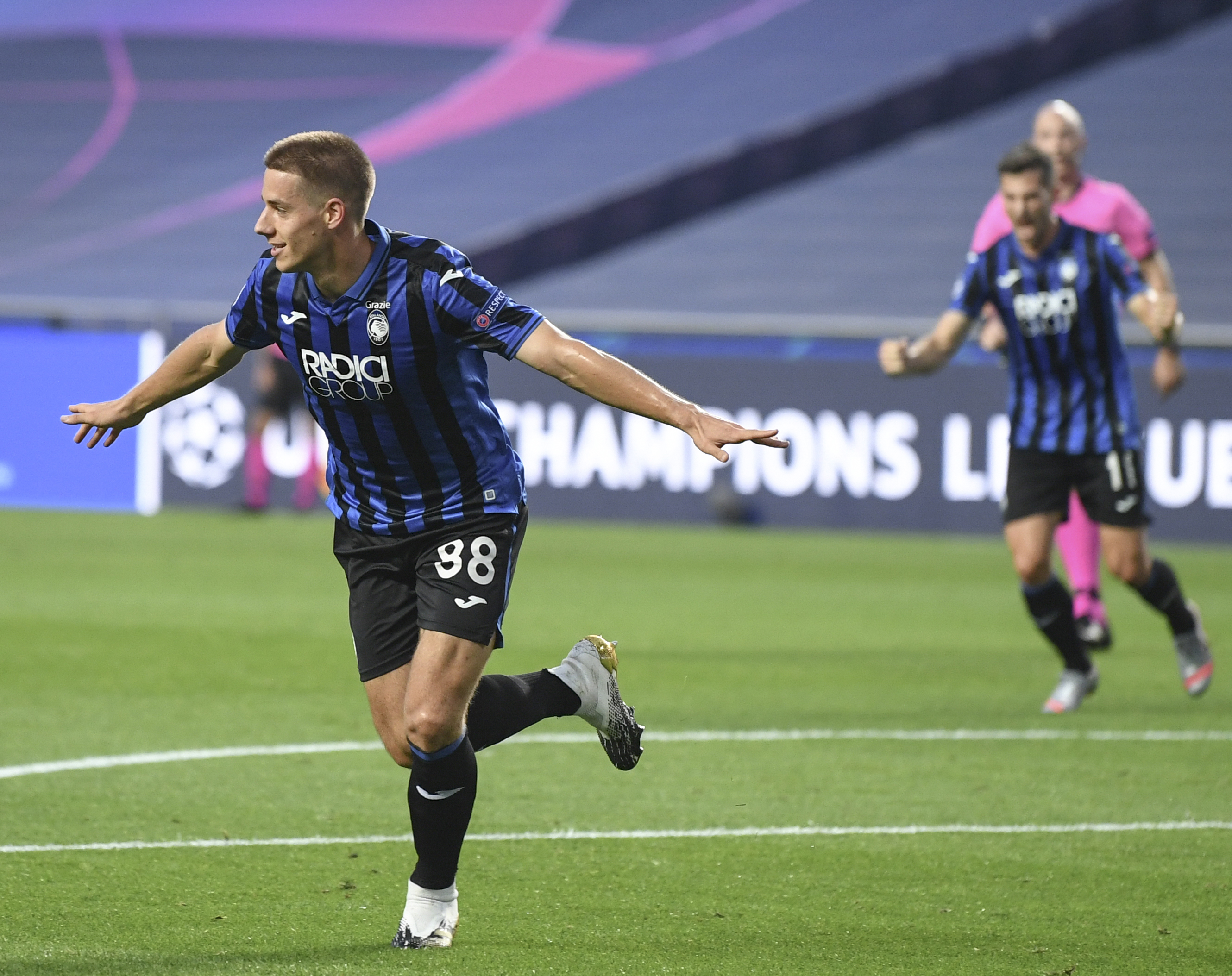epa08599836 Atalanta's Mario Pasalic celebrates scoring the opening goal during the UEFA Champions League quarter final match between Atalanta and Paris Saint-Germain in Lisbon, Portugal 12 August 2020.  EPA-EFE/David Ramos / POOL