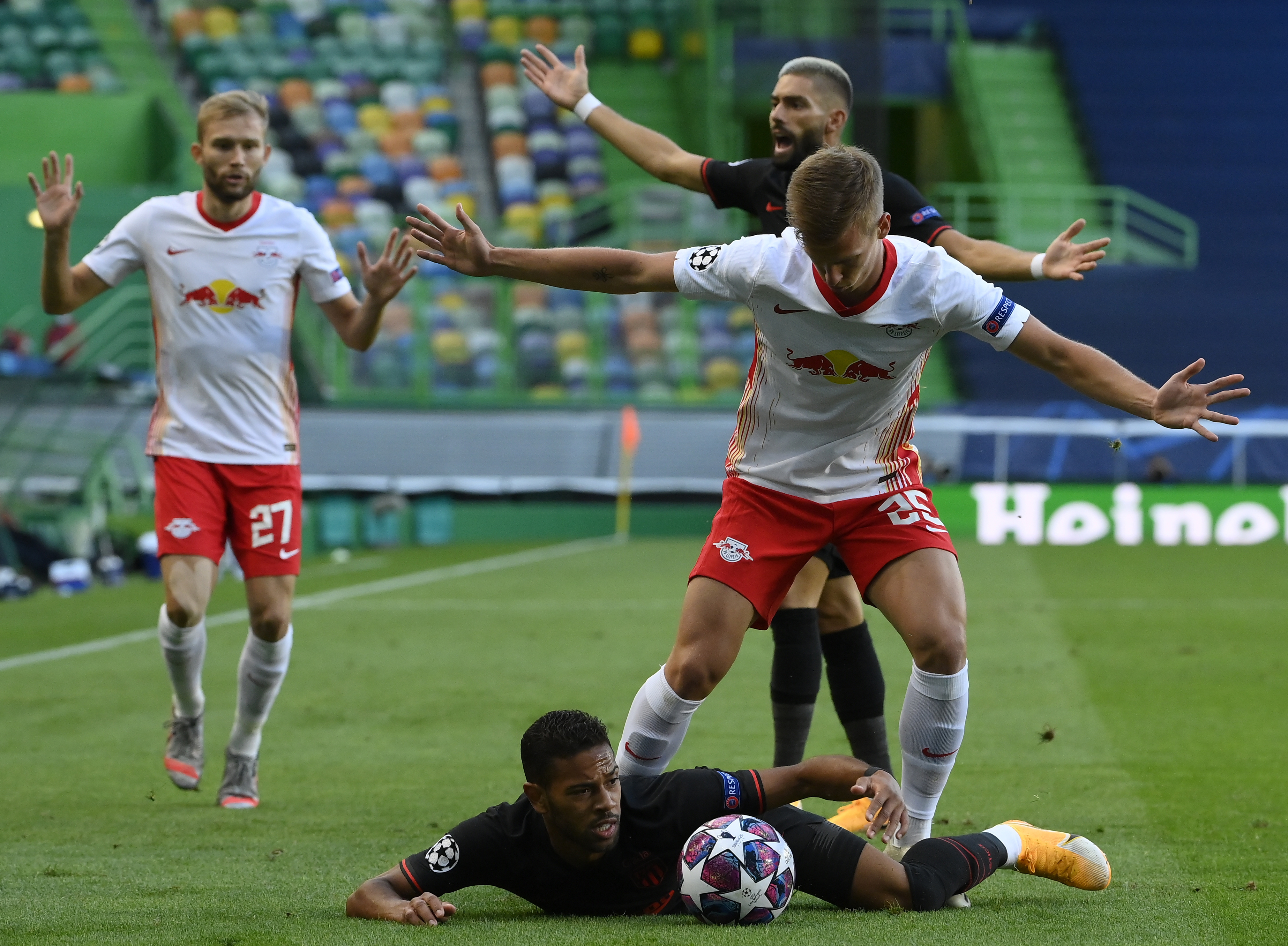 epa08601657 Dani Olmo (C) of Leipzig in action during the UEFA Champions League quarter final match between RB Leipzig and Atletico Madrid in Lisbon, Portugal, 13 August 2020.  EPA-EFE/Lluis Gene / POOL
