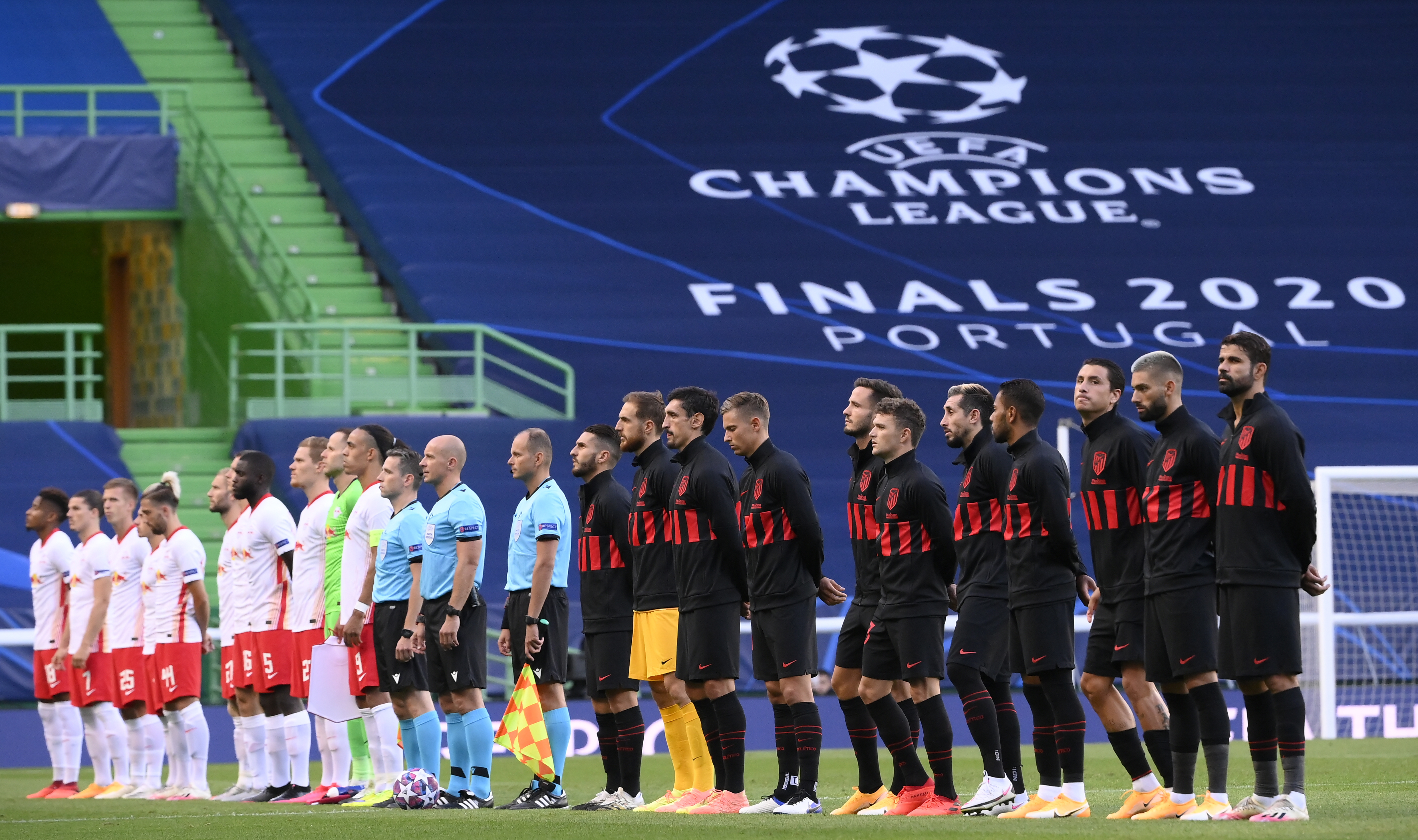 epa08601637 The starting eleven of Leipzig (L) and of Atletico prior to the UEFA Champions League quarter final match between RB Leipzig and Atletico Madrid in Lisbon, Portugal, 13 August 2020.  EPA-EFE/Lluis Gene / POOL