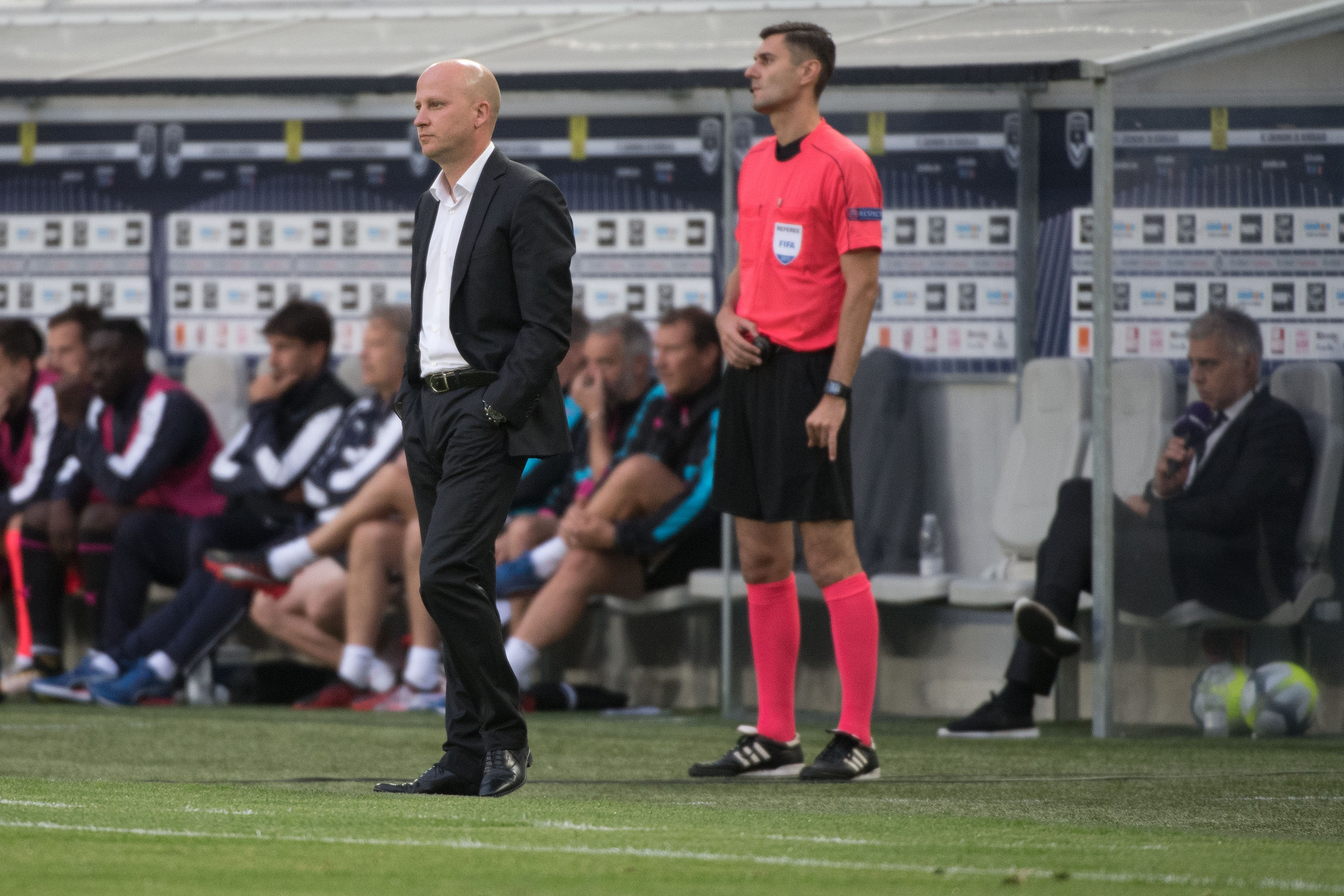 epa06113477 Videoton coach Marko Nikolic reacts during the UEFA Europa League third qualifying round, 1st leg match between Girondins Bordeaux and Videoton FC  in Bordeaux, France, 27 July 2017.  EPA/CAROLINE BLUMBERG