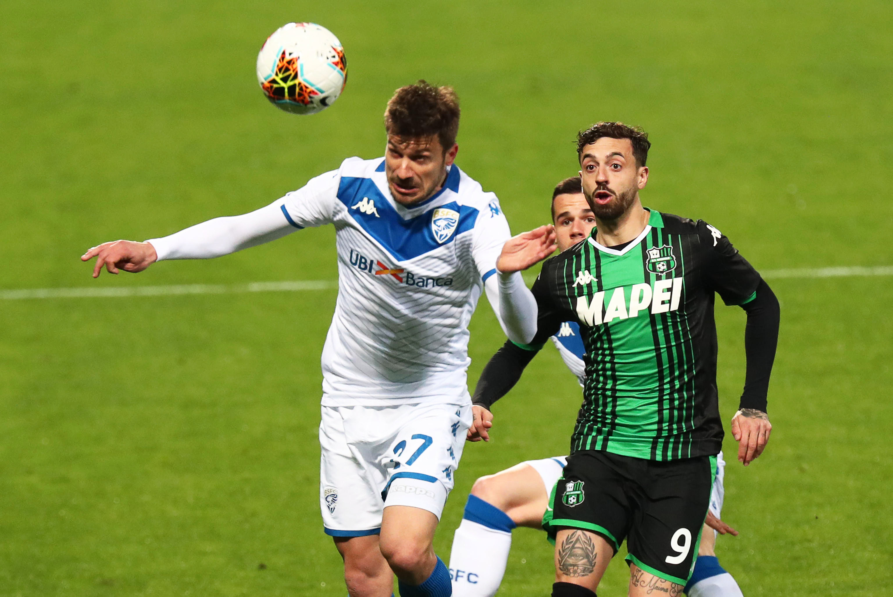 epa08281731 Brescia's Daniele Dossena (L) in action against Sassuolo's Francesco Caputo (R) during the Italian Serie A soccer match between US Sassuolo Calcio and Brescia Calcio in Reggio Emilia, Italy, 09 March 2020.  EPA-EFE/SERENA CAMPANINI