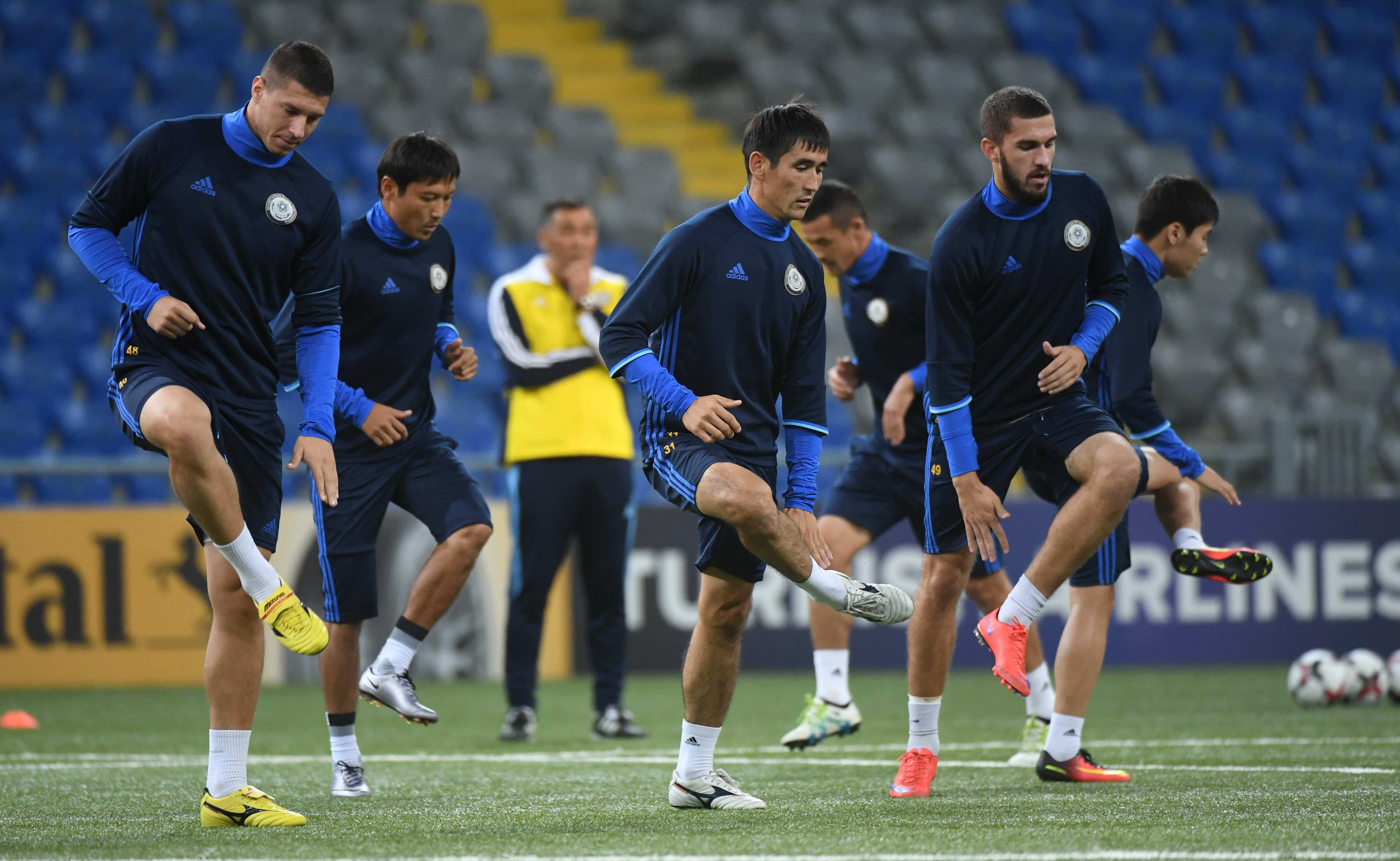 epa05522209 Kazakh national football team players are seen during the training session before tomorrow's 2018 FIFA World Cup qualifier game Kazakhstan - Poland in Astana, Kazakstan, 3 September 2016.  EPA/BARTLOMIEJ ZBOROWSKI POLAND OUT