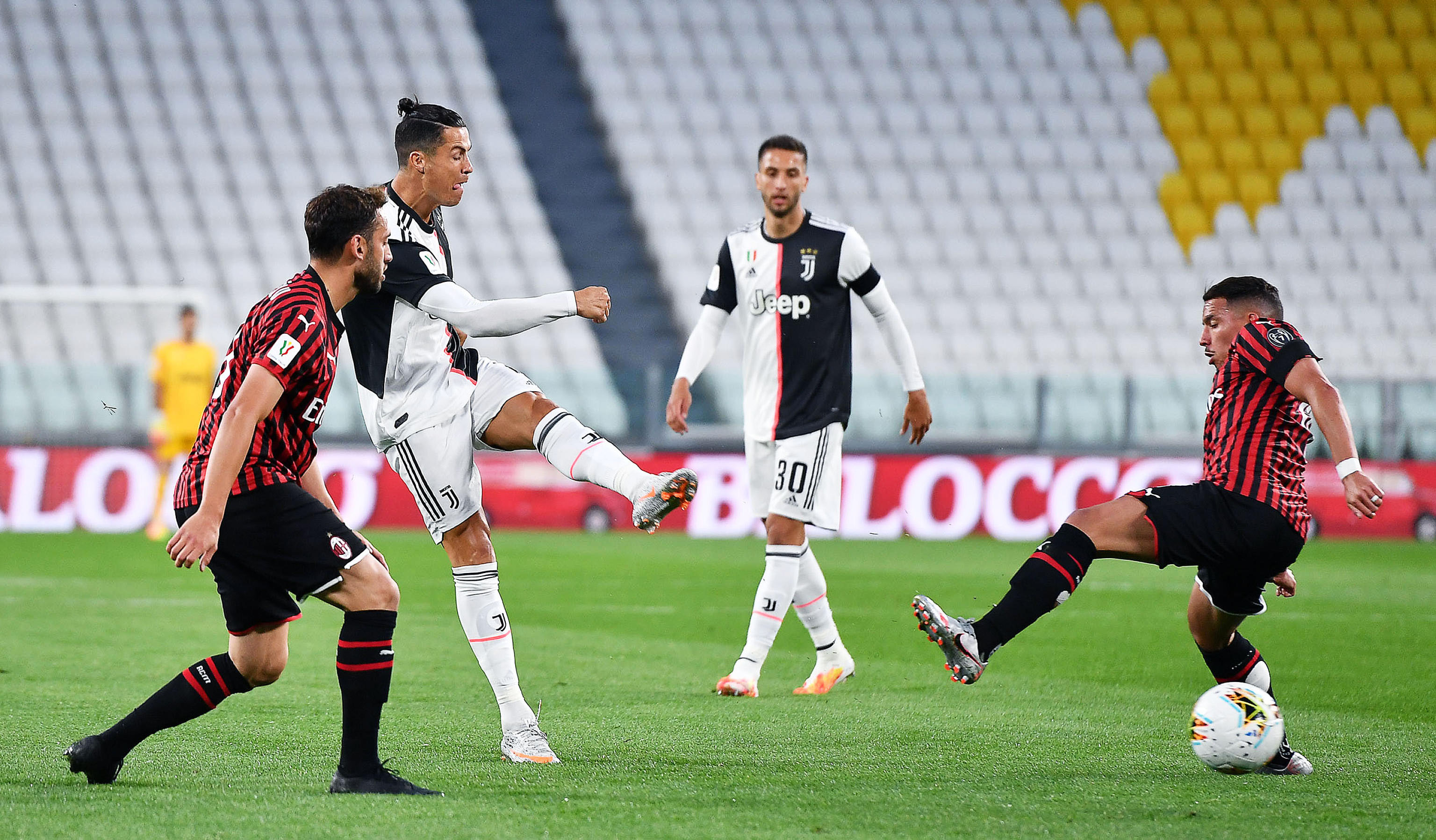 epa08481666 Juventus' Cristiano Ronaldo (2-L) in action during the Coppa Italia semi final, second leg soccer match between Juventus FC and AC Milan in Turin, Italy, 12 June 2020.  EPA-EFE/ALESSANDRO DI MARCO
