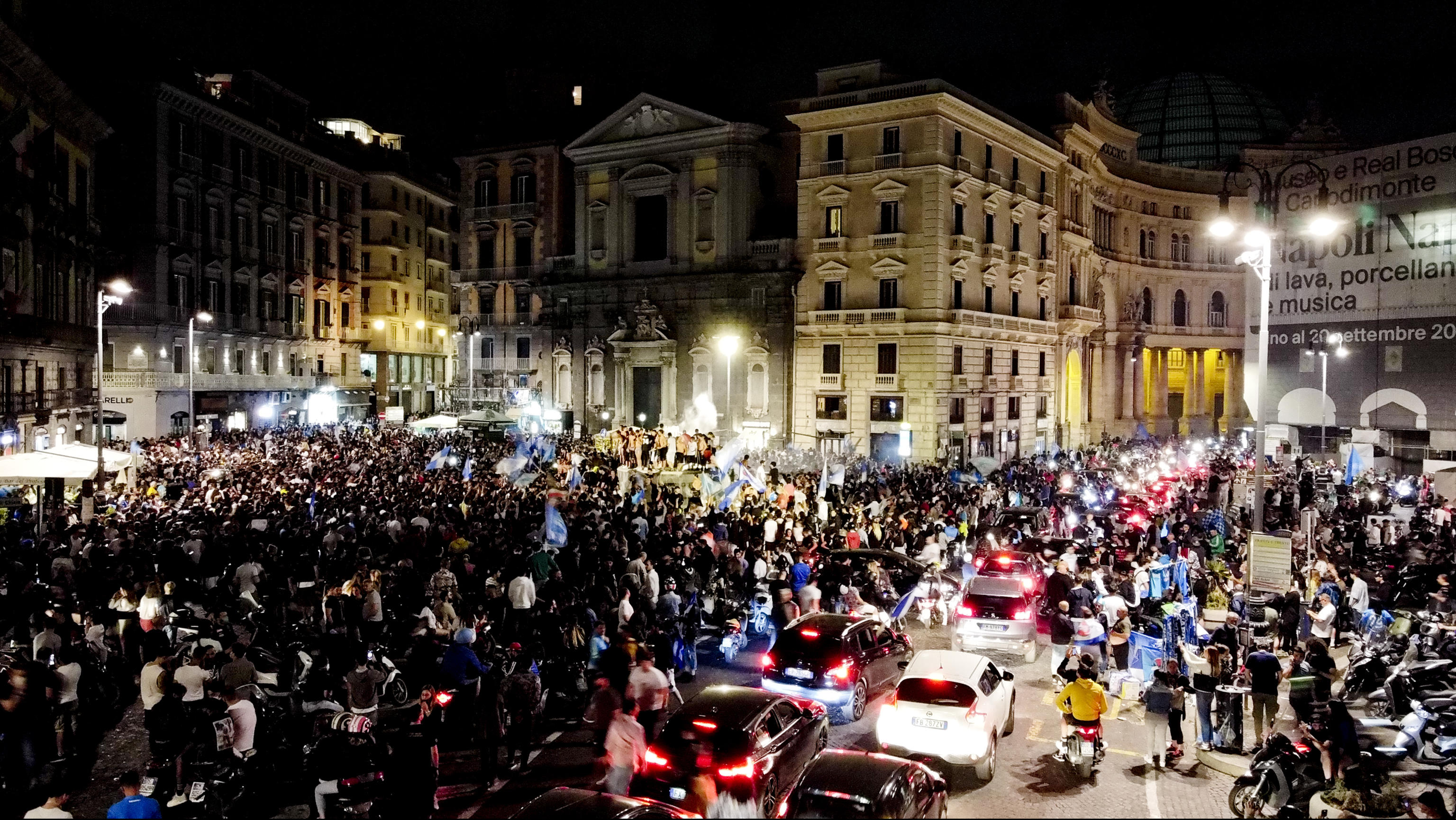epa08492823 Napoli's supporters celebrate after winning the Italian Cup final soccer match between SSC Napoli and Juventus FC at the Olimpico stadium in Rome, in the centre of Naples, Italy, 18 June 2020.  EPA-EFE/CIRO FUSCO