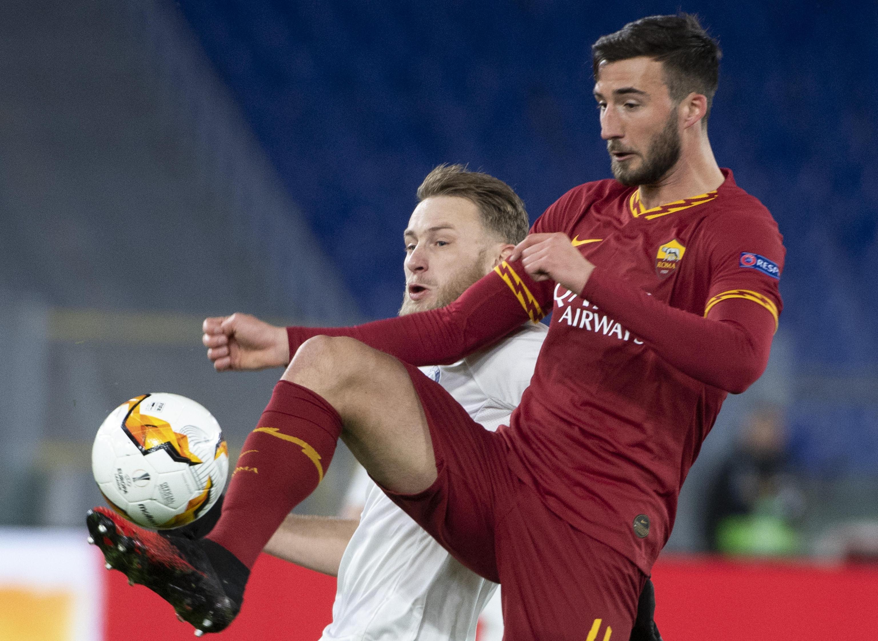 epa08232648 Roma's Bryan Cristante (R) and Gent's Roman Bezus in action during the UEFA Europa League round of 32 1st leg soccer match between AS Roma and Gent at Stadio Olimpico in Rome, Italy, 20 February 2020.  EPA-EFE/MAURIZIO BRAMBATTI