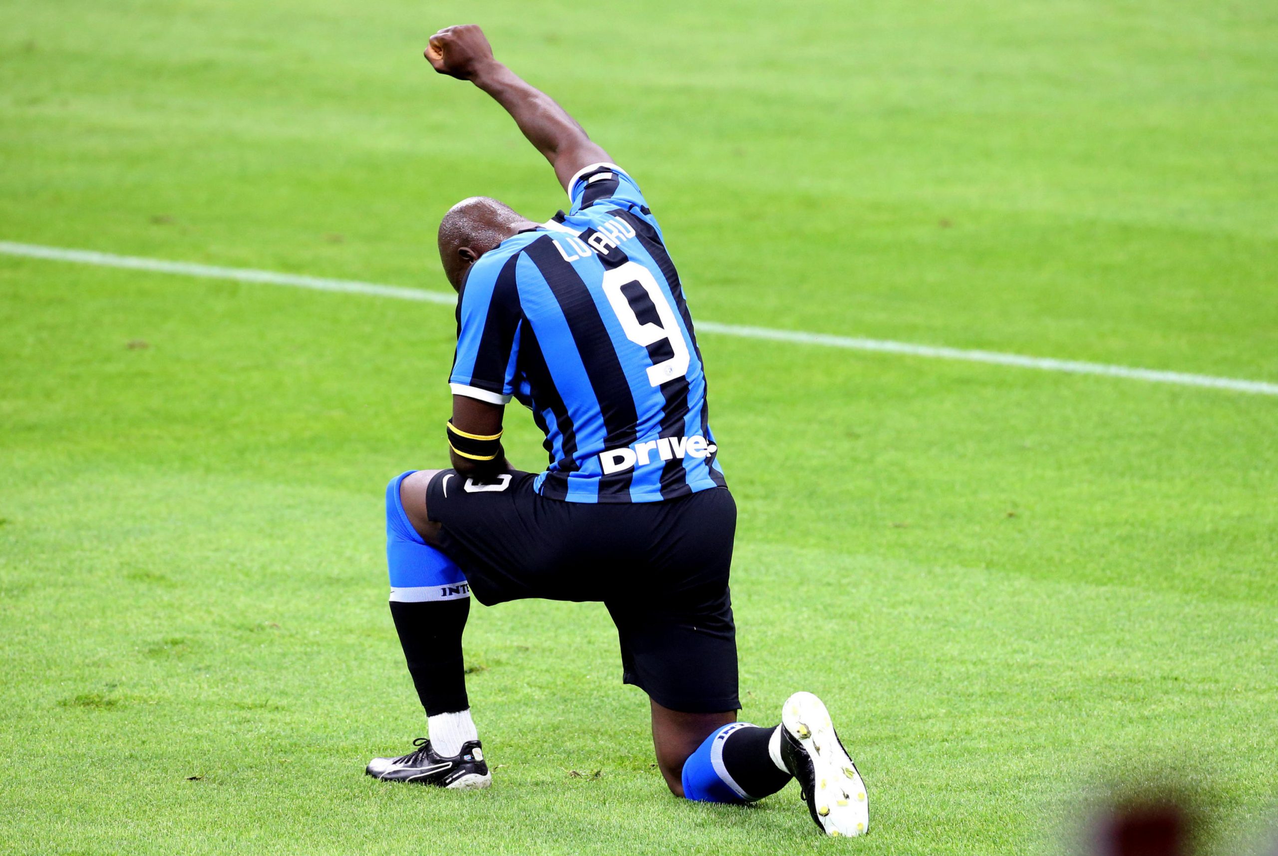 epa08501156 Inter Milan's Romelu Lukaku celebrates after scoring the 1-0 goal during the Italian serie A soccer match FC Inter vs UC Sampdoria in Milan,  Italy, 21 June  2020.  EPA-EFE/MATTEO BAZZI