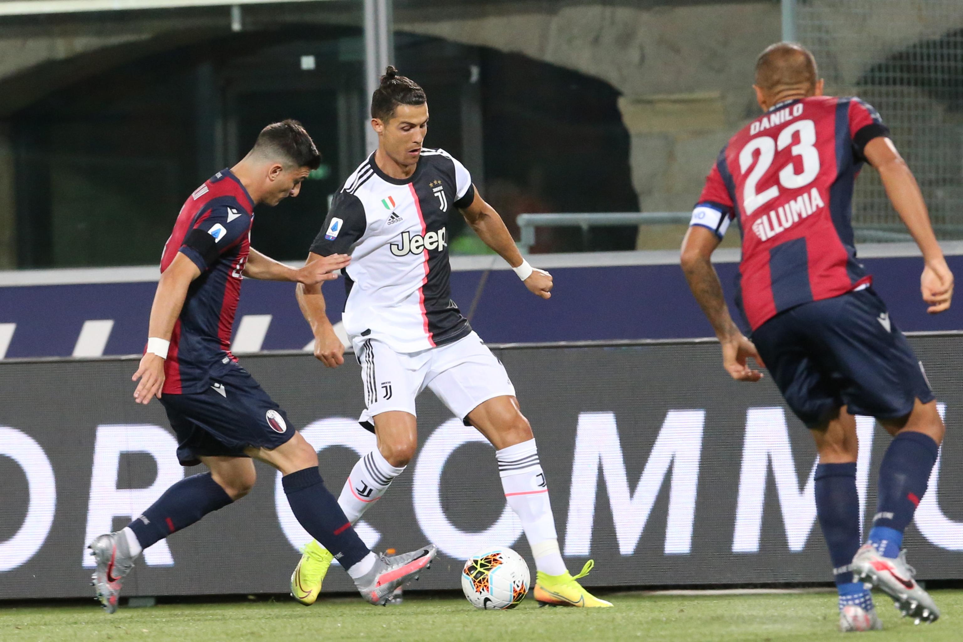 epa08502761 Juventus's Cristiano Ronaldo (C) and Bologna's Riccardo Orsolini (L) in action during the Italian Serie A soccer match Bologna FC vs Juventus at the Renato Dall'Ara stadium in Bologna, Italy, 22 June 2020.  EPA-EFE/GIORGIO BENVENUTI
