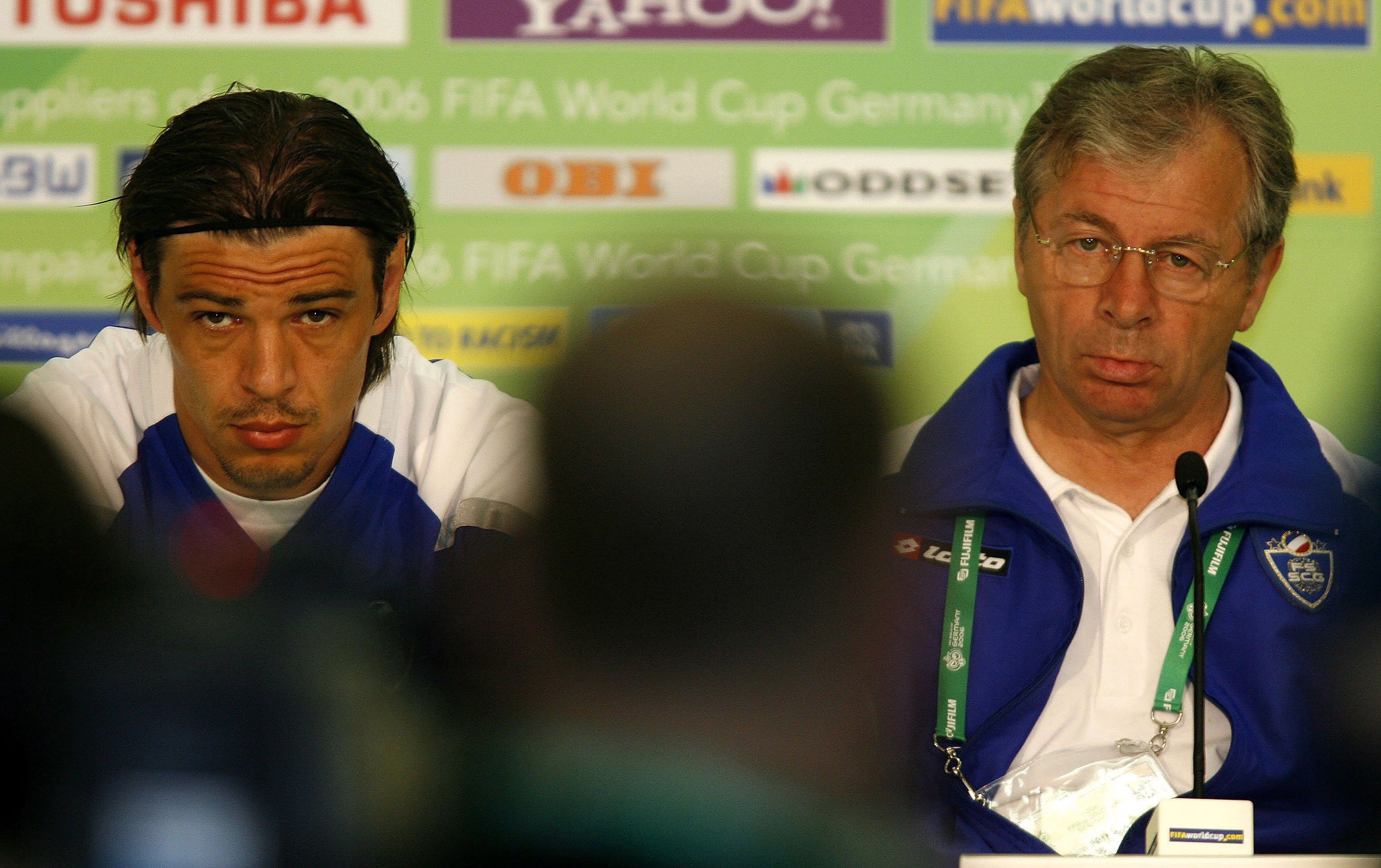 epa00736937 Serbia and Montenegro coach Ilija Petkovic (C) and captain Savo Milosevic during a press conference after their training session of the team at the World Cup stadium in Leipzig, Saturday 10 June 2006. EPA/THOMAS EISENHUTH