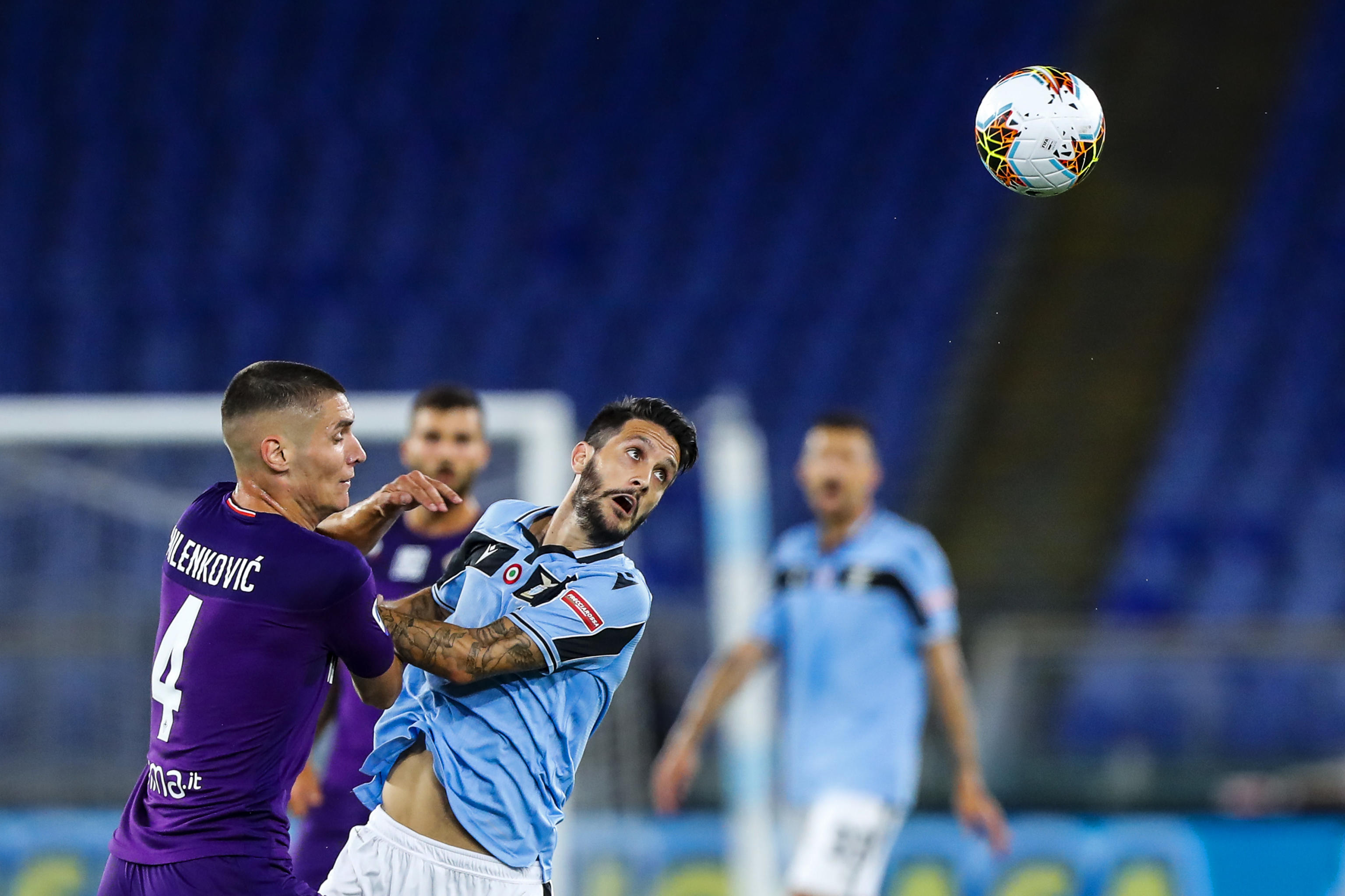 epa08513241 Fiorentina's Nikola Milenkovic (L) and Lazio's Luis Alberto (R) in action during the Italian Serie A soccer match SS Lazio vs ACF Fiorentina played at the Stadio Olimpico in Rome, Italy, 27 June 2020.  EPA-EFE/ANGELO CARCONI