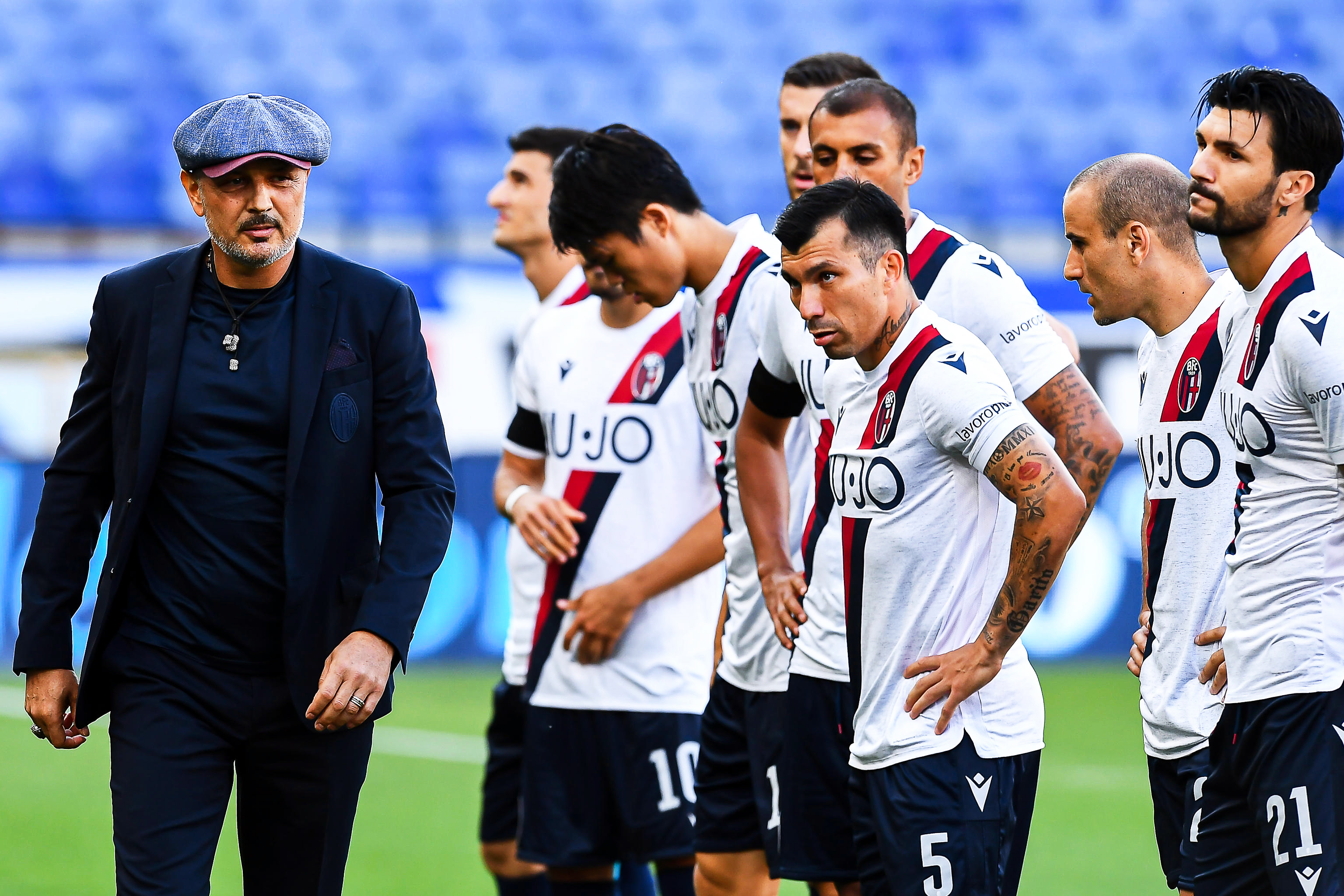 epa08514713 Bologna's head coach Sinisa Mihajlovic (L) walks past his players prior to the Italian Serie A soccer match between UC Sampdoria and Bologna FC at Luigi Ferraris stadium in Genoa, Italy, 28 June 2020.  EPA-EFE/SIMONE ARVEDA