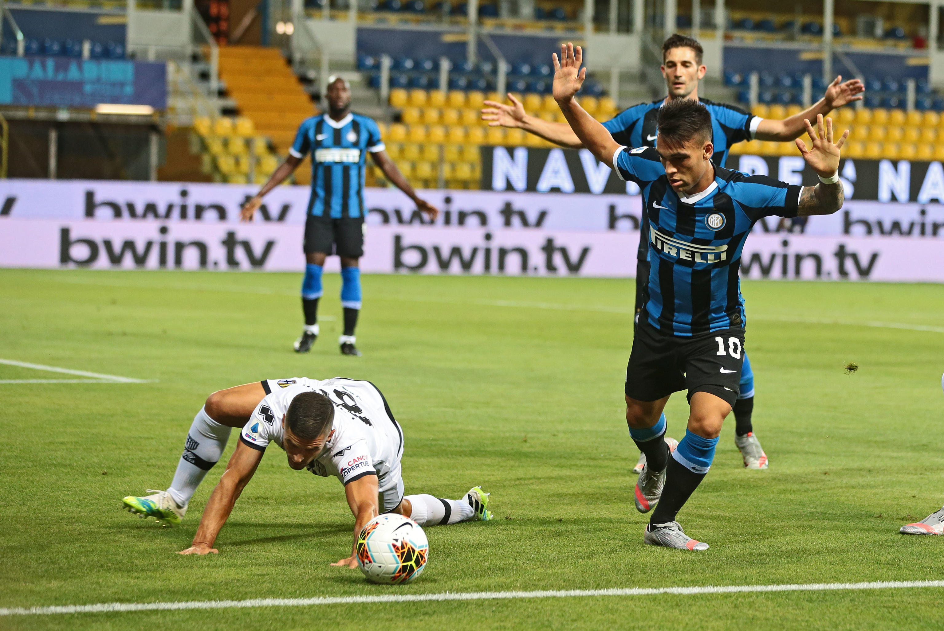 epa08515055 Parma's Vincent Laurini (L) and Inter's Lautaro Martinez (R) in action during the Italian Serie A soccer match between Parma Calcio and Inter Milan at Ennio Tardini stadium in Parma, Italy, 28 June 2020.  EPA-EFE/ELISABETTA BARACCHI