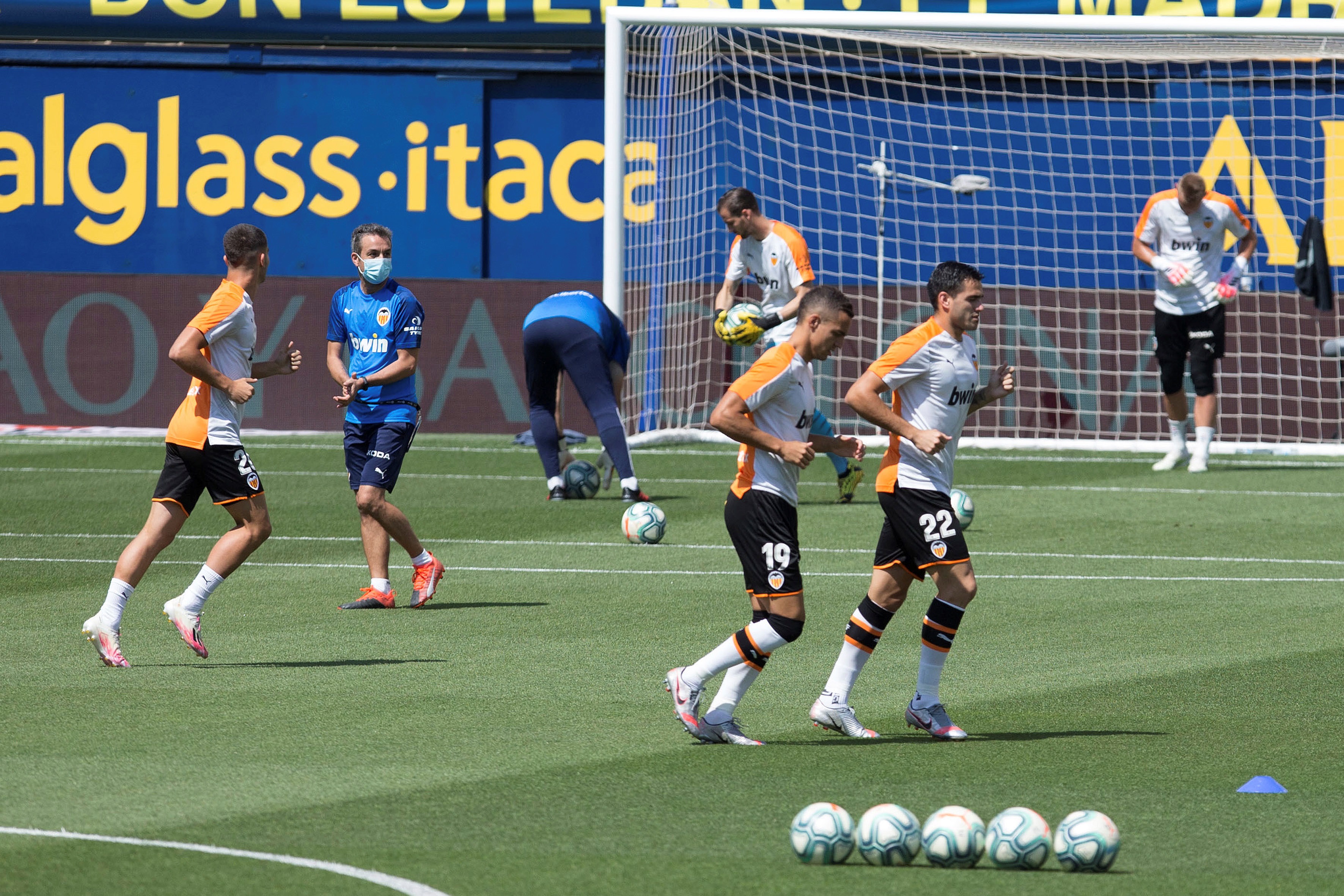 epa08514341 Valencia's players warm up prior to the Spanish LaLiga soccer match between Villarreal and Valencia held at La Ceramica Stadium, in Villarreal, Spain, 28 June 2020.  EPA-EFE/DOMENECH CASTELLO