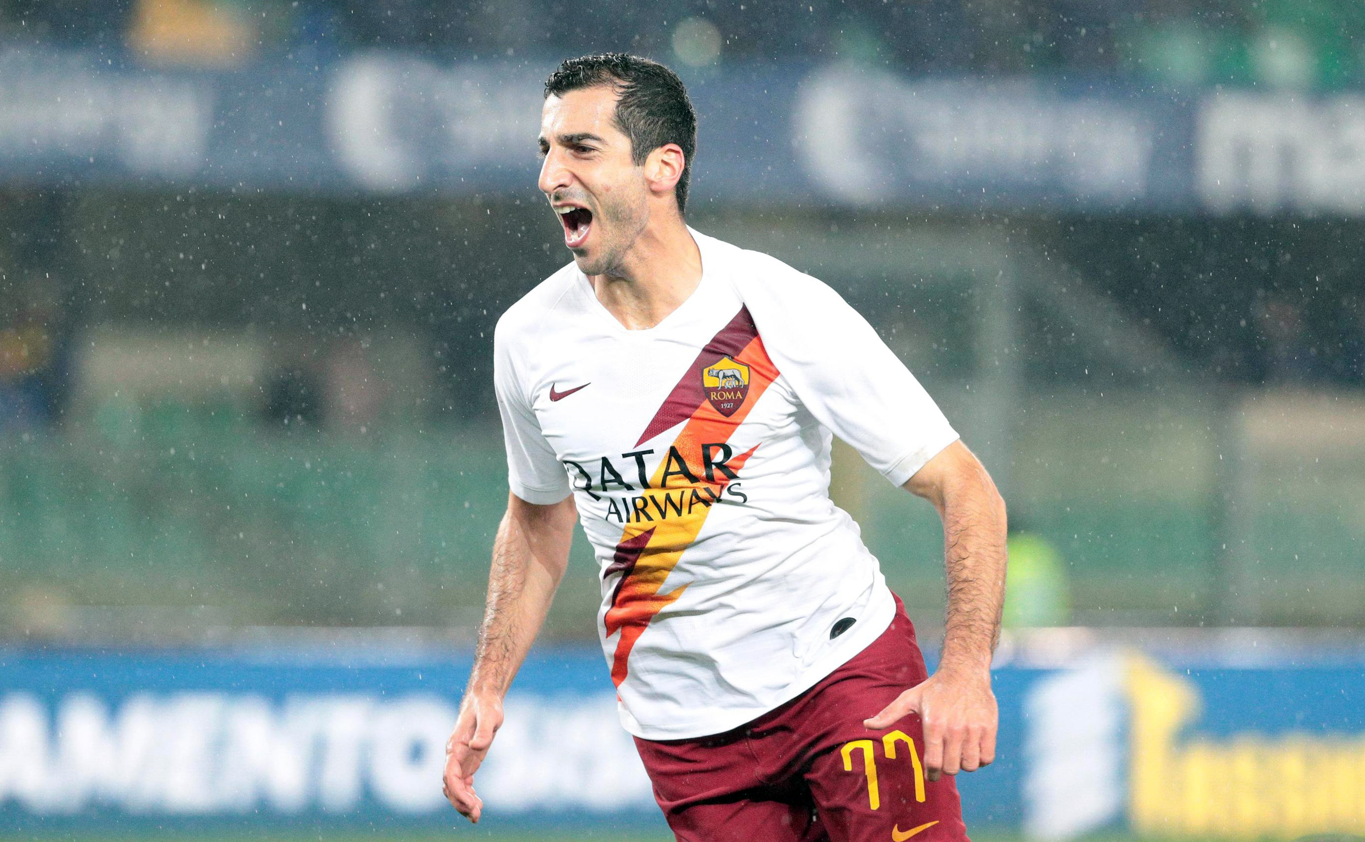 epa08038325 Roma's Henrikh Mkhitaryan jubilates after scoring the 1-3 goal during the Italian Serie A soccer match Hellas Verona FC vs AS Roma at the Marcantonio Bentegodi stadium in Verona, Italy, 01 December 2019.  EPA-EFE/EMANUELE PENNACCHIO