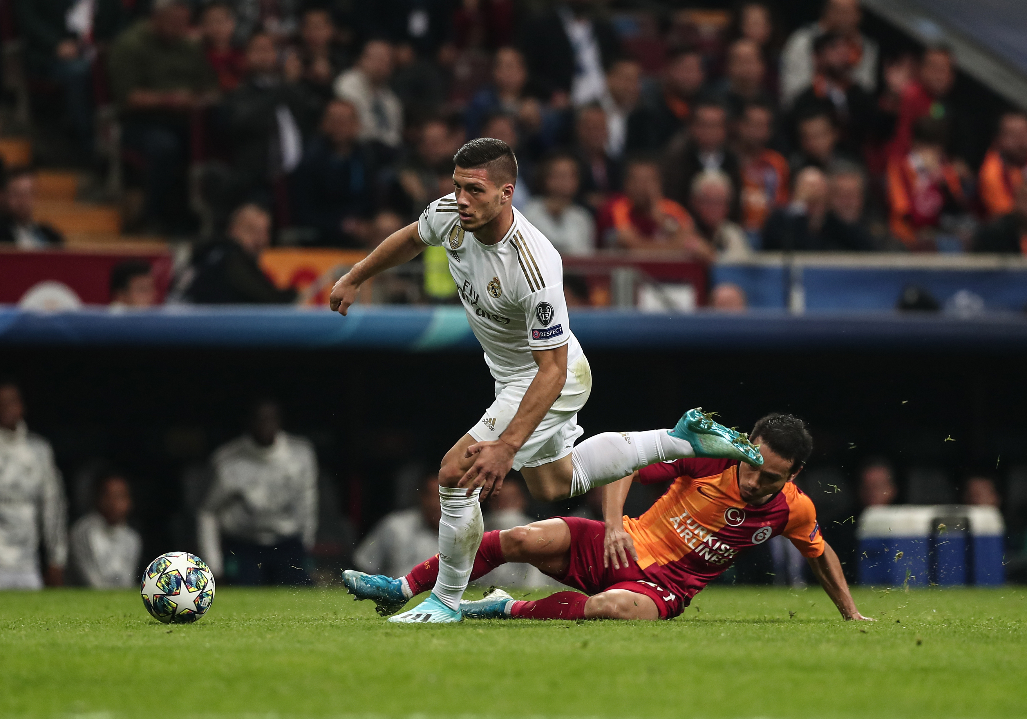 epa07941707 Real Madrid's Luka Jovic (L) in action against Galatasaray's Yuto Nagatomo (R) during the UEFA Champions League group A match between Galatasaray and Real Madrid in Istanbul, Turkey, 22 October 2019.  EPA-EFE/SEDAT SUNA