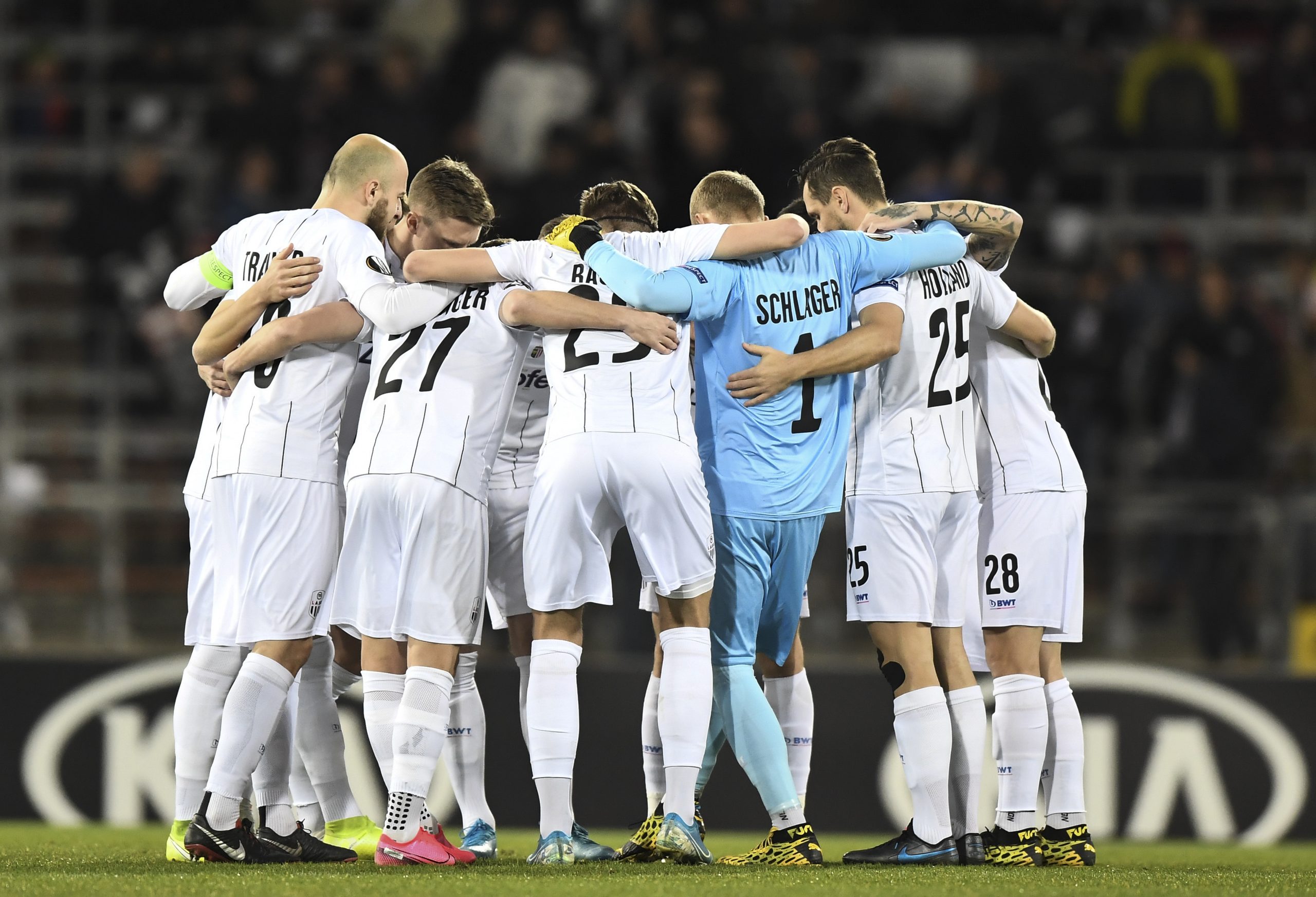 epa08253074 Lask's players prior to the UEFA Europa League round of 32 second leg soccer match between LASK Linz and AZ Alkmaar in Linz, Austria, 27 February 2020.  EPA-EFE/CHRISTIAN BRUNA